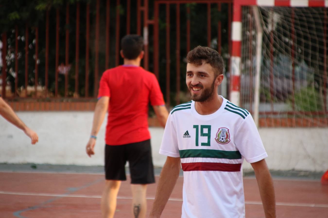 El popular barrio de San Roque celebró, ayer, las semifinales y finales del primer torneo de fútbol sala 'Memorial Francisco Cardenal. El Mangui', organizado por la Asociación de vecinos de San Roque y la colaboración del Ayuntamiento del municipio, 'Los Pasotas' y la Asociación Deportiva Templaria.El citado torneo, según indica desde la Asociación de vecinos de San Roque, nace como homenaje a «El Mangui», «una persona muy implicada en el mundo del fútbol sala en Jerez y, además, vecino de San Roque». El equipo 'Hijos de Platanito' fue el vencedor de la clasificación absoluta. 