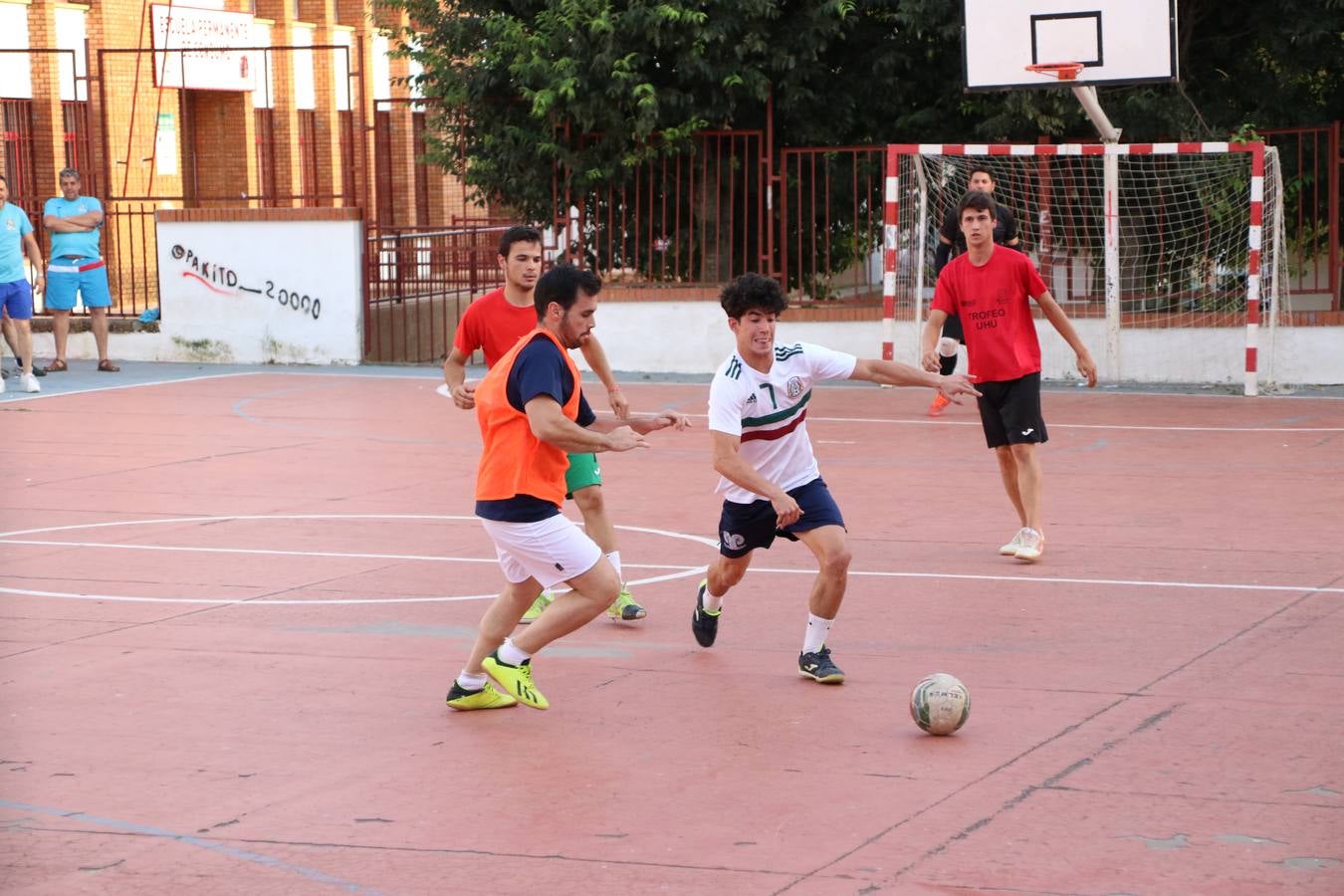 El popular barrio de San Roque celebró, ayer, las semifinales y finales del primer torneo de fútbol sala 'Memorial Francisco Cardenal. El Mangui', organizado por la Asociación de vecinos de San Roque y la colaboración del Ayuntamiento del municipio, 'Los Pasotas' y la Asociación Deportiva Templaria.El citado torneo, según indica desde la Asociación de vecinos de San Roque, nace como homenaje a «El Mangui», «una persona muy implicada en el mundo del fútbol sala en Jerez y, además, vecino de San Roque». El equipo 'Hijos de Platanito' fue el vencedor de la clasificación absoluta. 
