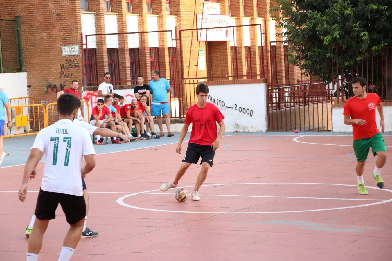 El popular barrio de San Roque celebró, ayer, las semifinales y finales del primer torneo de fútbol sala 'Memorial Francisco Cardenal. El Mangui', organizado por la Asociación de vecinos de San Roque y la colaboración del Ayuntamiento del municipio, 'Los Pasotas' y la Asociación Deportiva Templaria.El citado torneo, según indica desde la Asociación de vecinos de San Roque, nace como homenaje a «El Mangui», «una persona muy implicada en el mundo del fútbol sala en Jerez y, además, vecino de San Roque». El equipo 'Hijos de Platanito' fue el vencedor de la clasificación absoluta. 