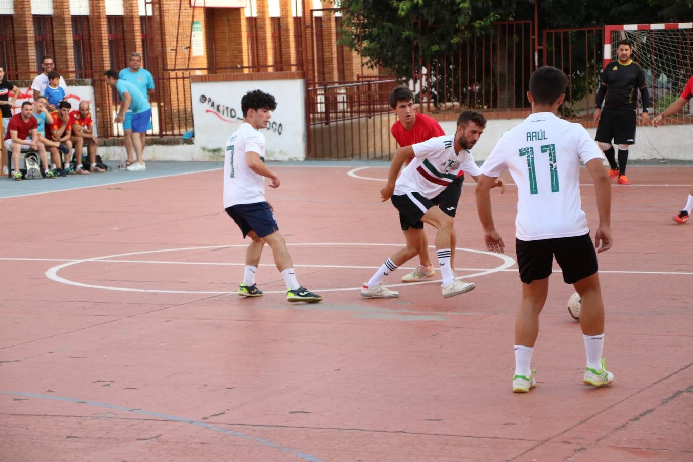 El popular barrio de San Roque celebró, ayer, las semifinales y finales del primer torneo de fútbol sala 'Memorial Francisco Cardenal. El Mangui', organizado por la Asociación de vecinos de San Roque y la colaboración del Ayuntamiento del municipio, 'Los Pasotas' y la Asociación Deportiva Templaria.El citado torneo, según indica desde la Asociación de vecinos de San Roque, nace como homenaje a «El Mangui», «una persona muy implicada en el mundo del fútbol sala en Jerez y, además, vecino de San Roque». El equipo 'Hijos de Platanito' fue el vencedor de la clasificación absoluta. 