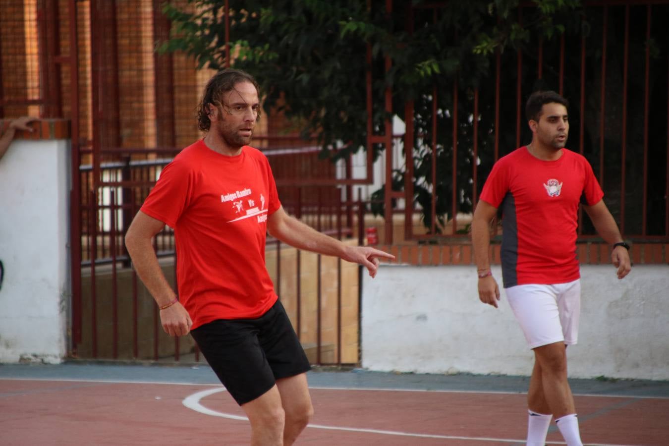 El popular barrio de San Roque celebró, ayer, las semifinales y finales del primer torneo de fútbol sala 'Memorial Francisco Cardenal. El Mangui', organizado por la Asociación de vecinos de San Roque y la colaboración del Ayuntamiento del municipio, 'Los Pasotas' y la Asociación Deportiva Templaria.El citado torneo, según indica desde la Asociación de vecinos de San Roque, nace como homenaje a «El Mangui», «una persona muy implicada en el mundo del fútbol sala en Jerez y, además, vecino de San Roque». El equipo 'Hijos de Platanito' fue el vencedor de la clasificación absoluta. 