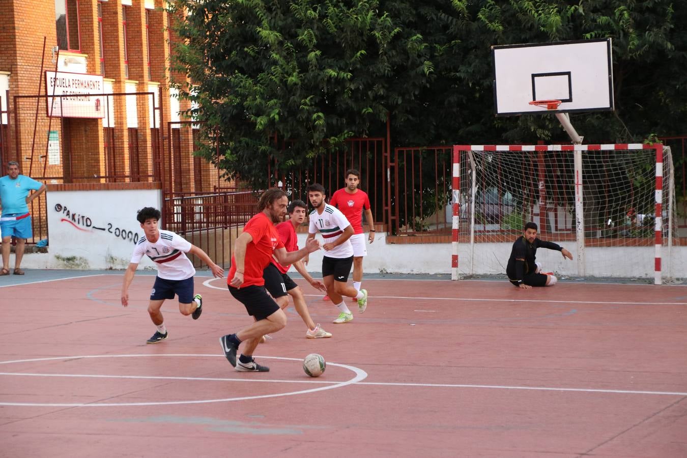 El popular barrio de San Roque celebró, ayer, las semifinales y finales del primer torneo de fútbol sala 'Memorial Francisco Cardenal. El Mangui', organizado por la Asociación de vecinos de San Roque y la colaboración del Ayuntamiento del municipio, 'Los Pasotas' y la Asociación Deportiva Templaria.El citado torneo, según indica desde la Asociación de vecinos de San Roque, nace como homenaje a «El Mangui», «una persona muy implicada en el mundo del fútbol sala en Jerez y, además, vecino de San Roque». El equipo 'Hijos de Platanito' fue el vencedor de la clasificación absoluta. 