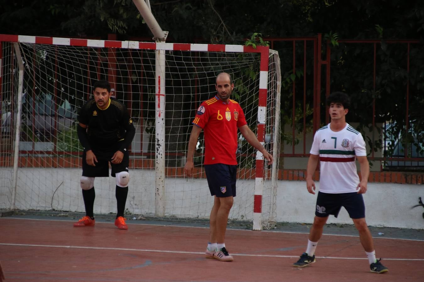 El popular barrio de San Roque celebró, ayer, las semifinales y finales del primer torneo de fútbol sala 'Memorial Francisco Cardenal. El Mangui', organizado por la Asociación de vecinos de San Roque y la colaboración del Ayuntamiento del municipio, 'Los Pasotas' y la Asociación Deportiva Templaria.El citado torneo, según indica desde la Asociación de vecinos de San Roque, nace como homenaje a «El Mangui», «una persona muy implicada en el mundo del fútbol sala en Jerez y, además, vecino de San Roque». El equipo 'Hijos de Platanito' fue el vencedor de la clasificación absoluta. 