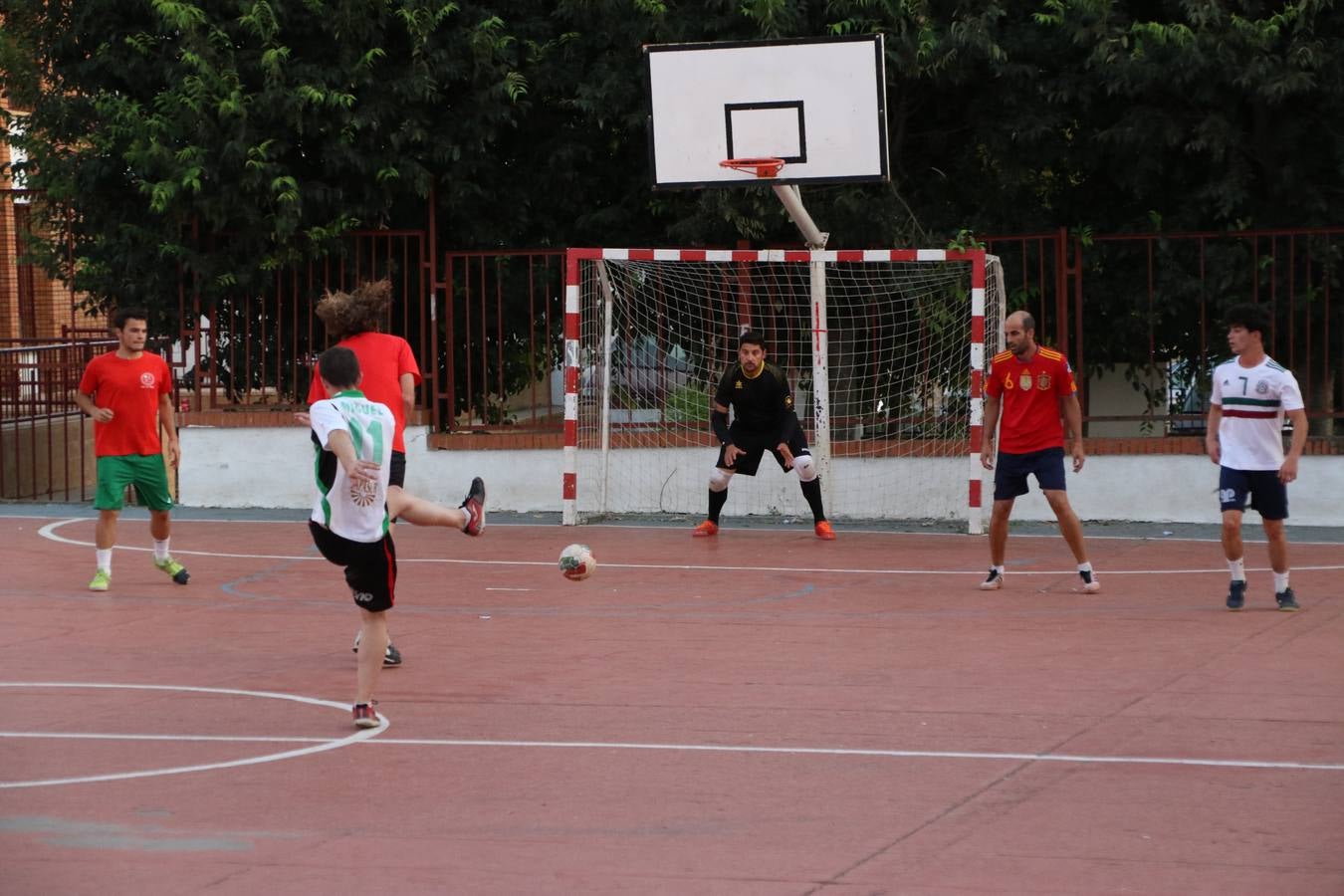 El popular barrio de San Roque celebró, ayer, las semifinales y finales del primer torneo de fútbol sala 'Memorial Francisco Cardenal. El Mangui', organizado por la Asociación de vecinos de San Roque y la colaboración del Ayuntamiento del municipio, 'Los Pasotas' y la Asociación Deportiva Templaria.El citado torneo, según indica desde la Asociación de vecinos de San Roque, nace como homenaje a «El Mangui», «una persona muy implicada en el mundo del fútbol sala en Jerez y, además, vecino de San Roque». El equipo 'Hijos de Platanito' fue el vencedor de la clasificación absoluta. 