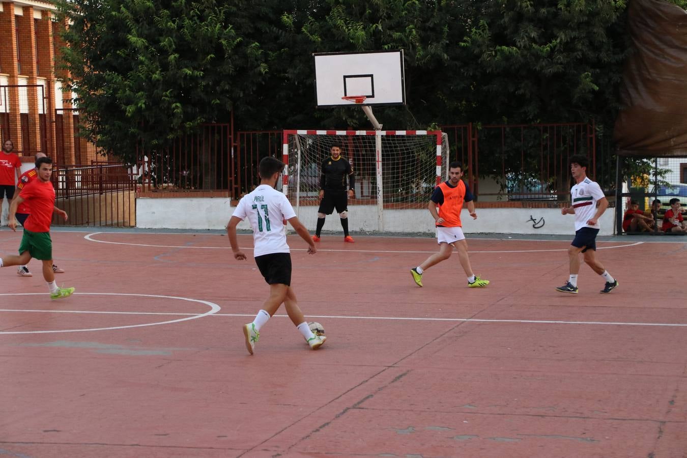El popular barrio de San Roque celebró, ayer, las semifinales y finales del primer torneo de fútbol sala 'Memorial Francisco Cardenal. El Mangui', organizado por la Asociación de vecinos de San Roque y la colaboración del Ayuntamiento del municipio, 'Los Pasotas' y la Asociación Deportiva Templaria.El citado torneo, según indica desde la Asociación de vecinos de San Roque, nace como homenaje a «El Mangui», «una persona muy implicada en el mundo del fútbol sala en Jerez y, además, vecino de San Roque». El equipo 'Hijos de Platanito' fue el vencedor de la clasificación absoluta. 