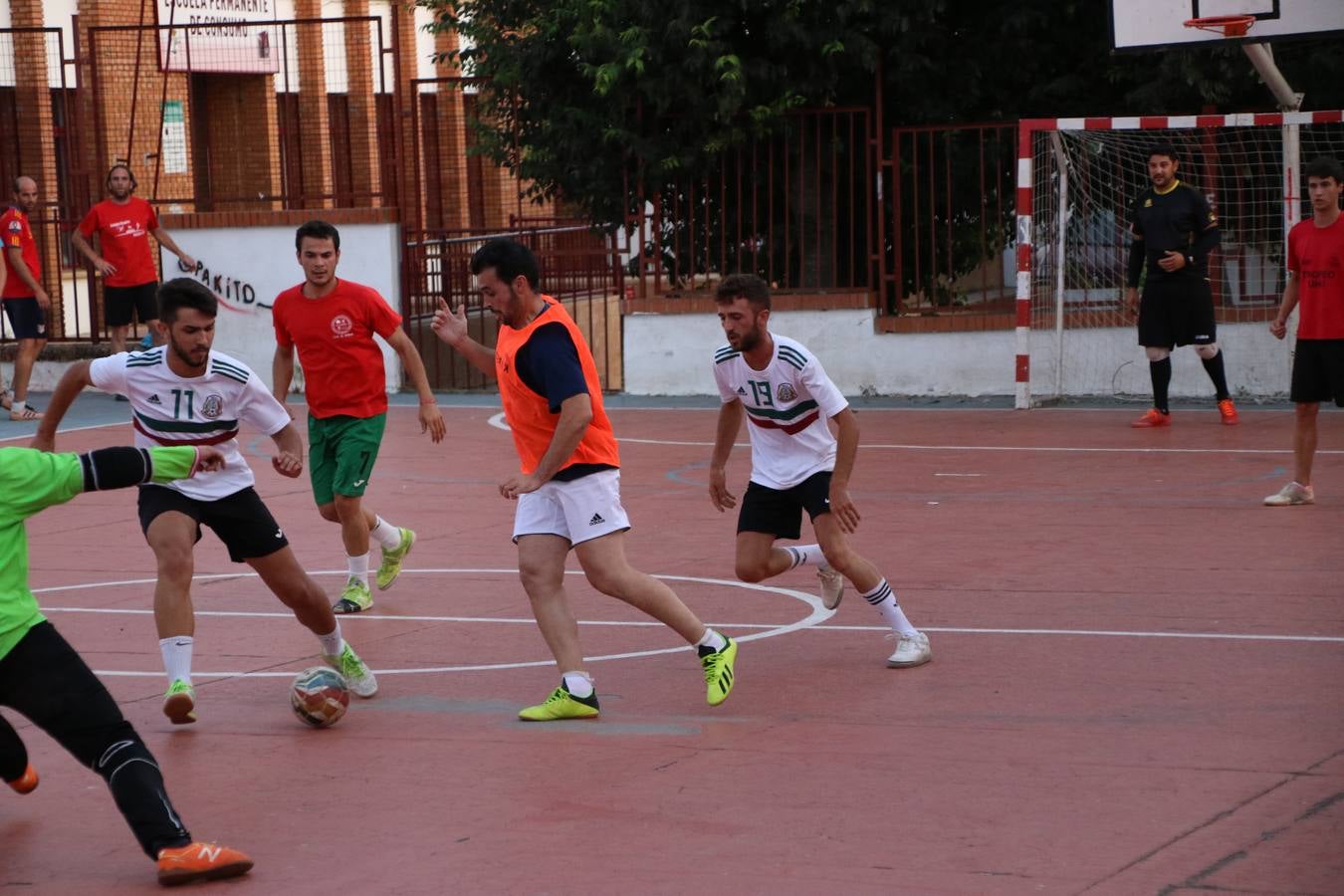 El popular barrio de San Roque celebró, ayer, las semifinales y finales del primer torneo de fútbol sala 'Memorial Francisco Cardenal. El Mangui', organizado por la Asociación de vecinos de San Roque y la colaboración del Ayuntamiento del municipio, 'Los Pasotas' y la Asociación Deportiva Templaria.El citado torneo, según indica desde la Asociación de vecinos de San Roque, nace como homenaje a «El Mangui», «una persona muy implicada en el mundo del fútbol sala en Jerez y, además, vecino de San Roque». El equipo 'Hijos de Platanito' fue el vencedor de la clasificación absoluta. 