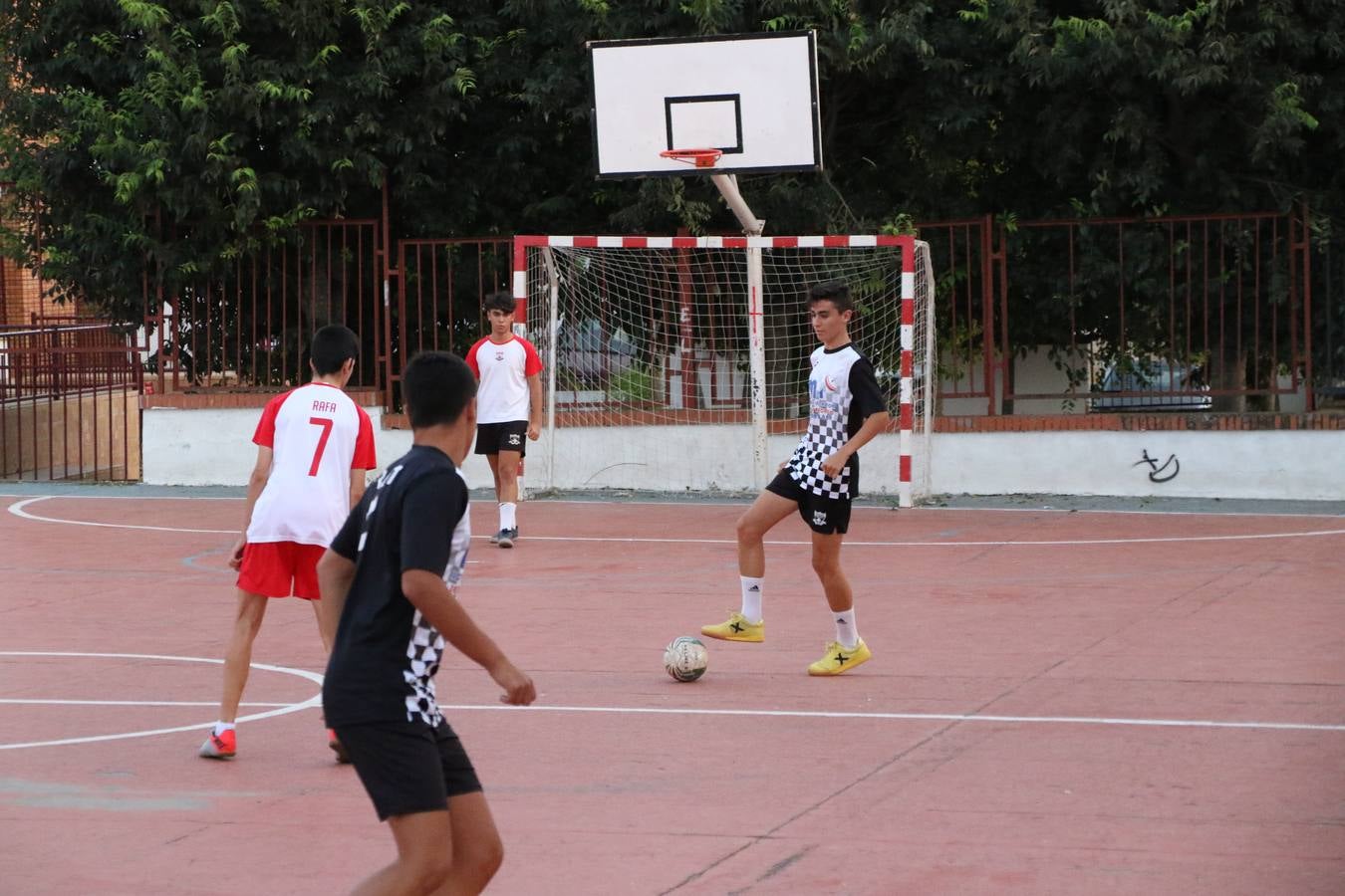 El popular barrio de San Roque celebró, ayer, las semifinales y finales del primer torneo de fútbol sala 'Memorial Francisco Cardenal. El Mangui', organizado por la Asociación de vecinos de San Roque y la colaboración del Ayuntamiento del municipio, 'Los Pasotas' y la Asociación Deportiva Templaria.El citado torneo, según indica desde la Asociación de vecinos de San Roque, nace como homenaje a «El Mangui», «una persona muy implicada en el mundo del fútbol sala en Jerez y, además, vecino de San Roque». El equipo 'Hijos de Platanito' fue el vencedor de la clasificación absoluta. 
