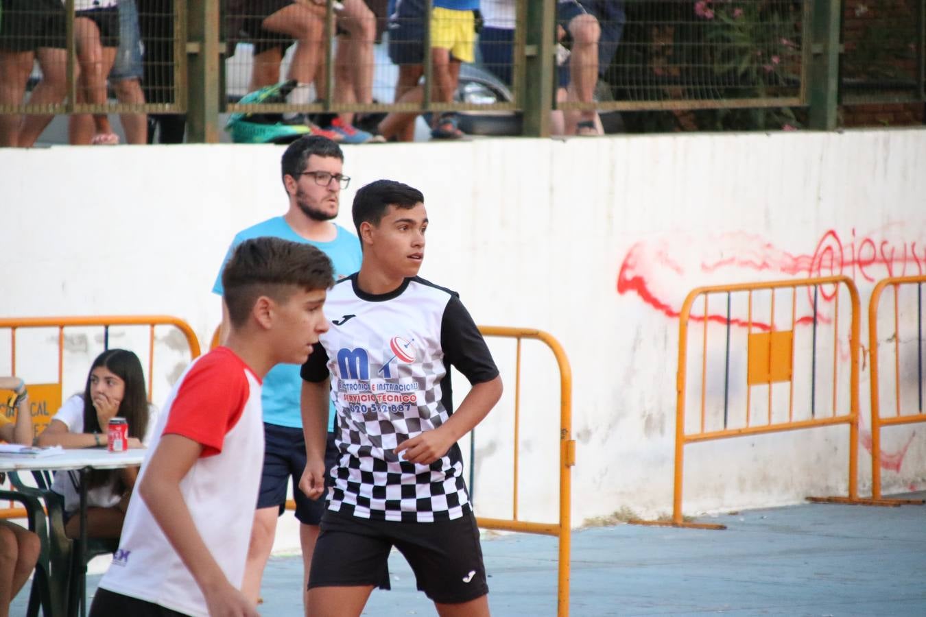 El popular barrio de San Roque celebró, ayer, las semifinales y finales del primer torneo de fútbol sala 'Memorial Francisco Cardenal. El Mangui', organizado por la Asociación de vecinos de San Roque y la colaboración del Ayuntamiento del municipio, 'Los Pasotas' y la Asociación Deportiva Templaria.El citado torneo, según indica desde la Asociación de vecinos de San Roque, nace como homenaje a «El Mangui», «una persona muy implicada en el mundo del fútbol sala en Jerez y, además, vecino de San Roque». El equipo 'Hijos de Platanito' fue el vencedor de la clasificación absoluta. 