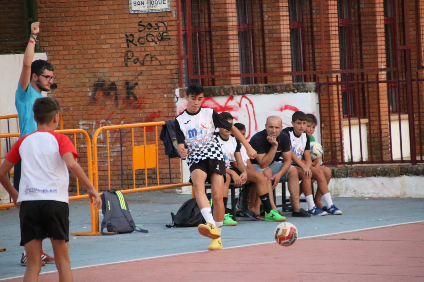 El popular barrio de San Roque celebró, ayer, las semifinales y finales del primer torneo de fútbol sala 'Memorial Francisco Cardenal. El Mangui', organizado por la Asociación de vecinos de San Roque y la colaboración del Ayuntamiento del municipio, 'Los Pasotas' y la Asociación Deportiva Templaria.El citado torneo, según indica desde la Asociación de vecinos de San Roque, nace como homenaje a «El Mangui», «una persona muy implicada en el mundo del fútbol sala en Jerez y, además, vecino de San Roque». El equipo 'Hijos de Platanito' fue el vencedor de la clasificación absoluta. 