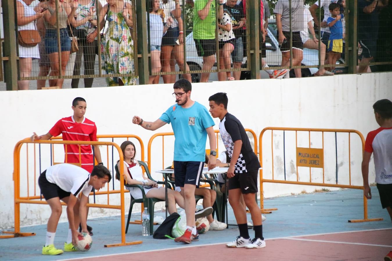 El popular barrio de San Roque celebró, ayer, las semifinales y finales del primer torneo de fútbol sala 'Memorial Francisco Cardenal. El Mangui', organizado por la Asociación de vecinos de San Roque y la colaboración del Ayuntamiento del municipio, 'Los Pasotas' y la Asociación Deportiva Templaria.El citado torneo, según indica desde la Asociación de vecinos de San Roque, nace como homenaje a «El Mangui», «una persona muy implicada en el mundo del fútbol sala en Jerez y, además, vecino de San Roque». El equipo 'Hijos de Platanito' fue el vencedor de la clasificación absoluta. 
