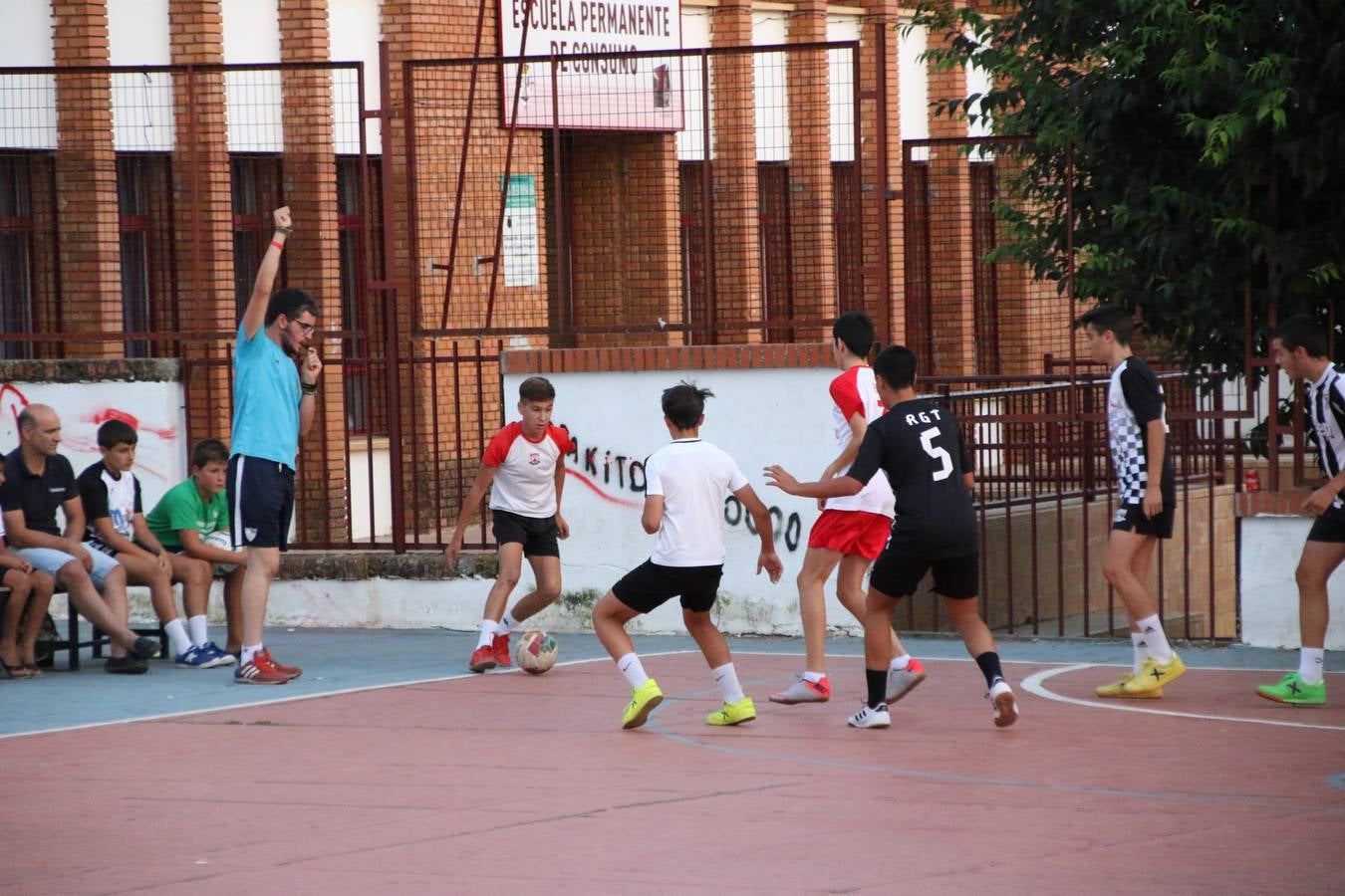 El popular barrio de San Roque celebró, ayer, las semifinales y finales del primer torneo de fútbol sala 'Memorial Francisco Cardenal. El Mangui', organizado por la Asociación de vecinos de San Roque y la colaboración del Ayuntamiento del municipio, 'Los Pasotas' y la Asociación Deportiva Templaria.El citado torneo, según indica desde la Asociación de vecinos de San Roque, nace como homenaje a «El Mangui», «una persona muy implicada en el mundo del fútbol sala en Jerez y, además, vecino de San Roque». El equipo 'Hijos de Platanito' fue el vencedor de la clasificación absoluta. 