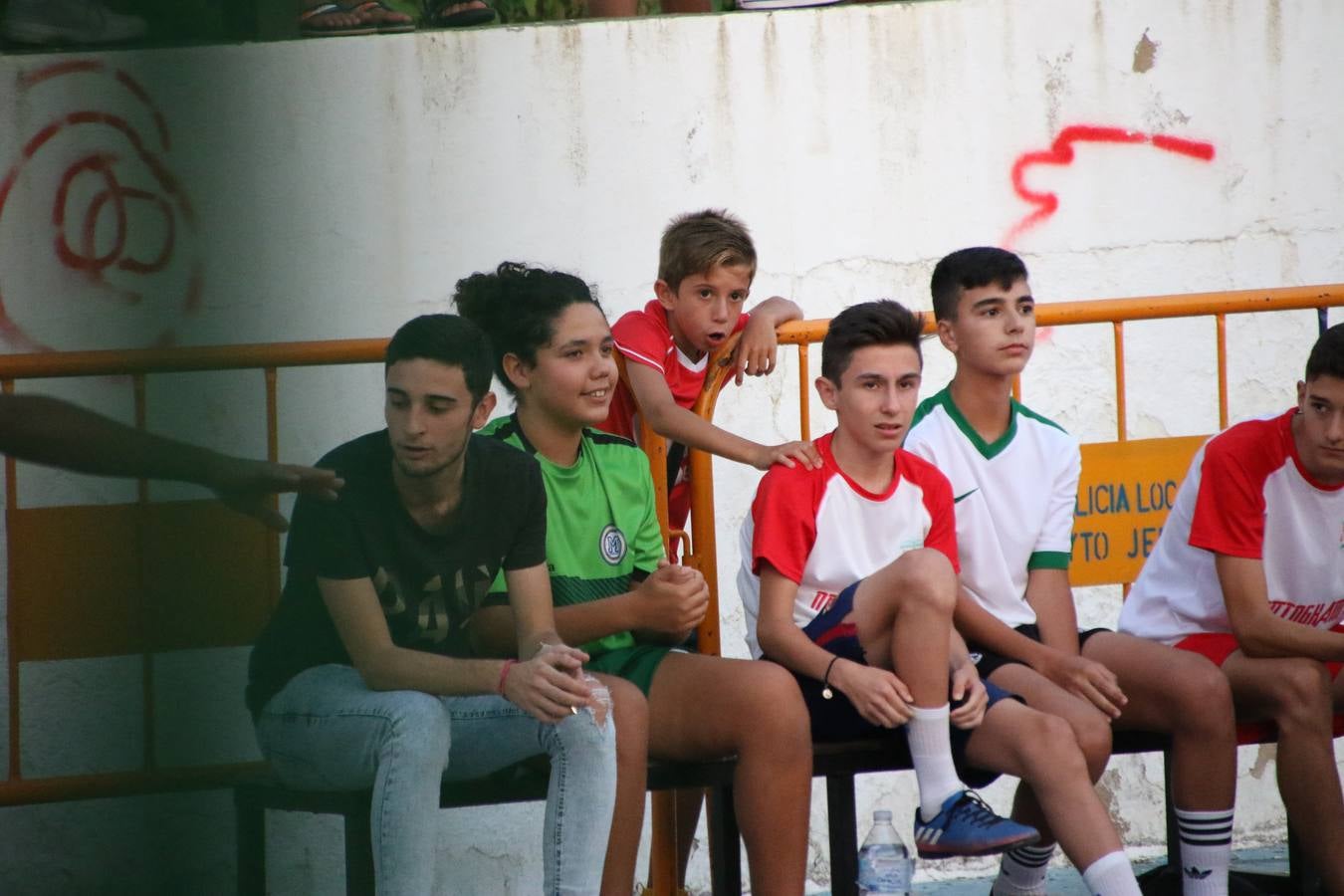 El popular barrio de San Roque celebró, ayer, las semifinales y finales del primer torneo de fútbol sala 'Memorial Francisco Cardenal. El Mangui', organizado por la Asociación de vecinos de San Roque y la colaboración del Ayuntamiento del municipio, 'Los Pasotas' y la Asociación Deportiva Templaria.El citado torneo, según indica desde la Asociación de vecinos de San Roque, nace como homenaje a «El Mangui», «una persona muy implicada en el mundo del fútbol sala en Jerez y, además, vecino de San Roque». El equipo 'Hijos de Platanito' fue el vencedor de la clasificación absoluta. 