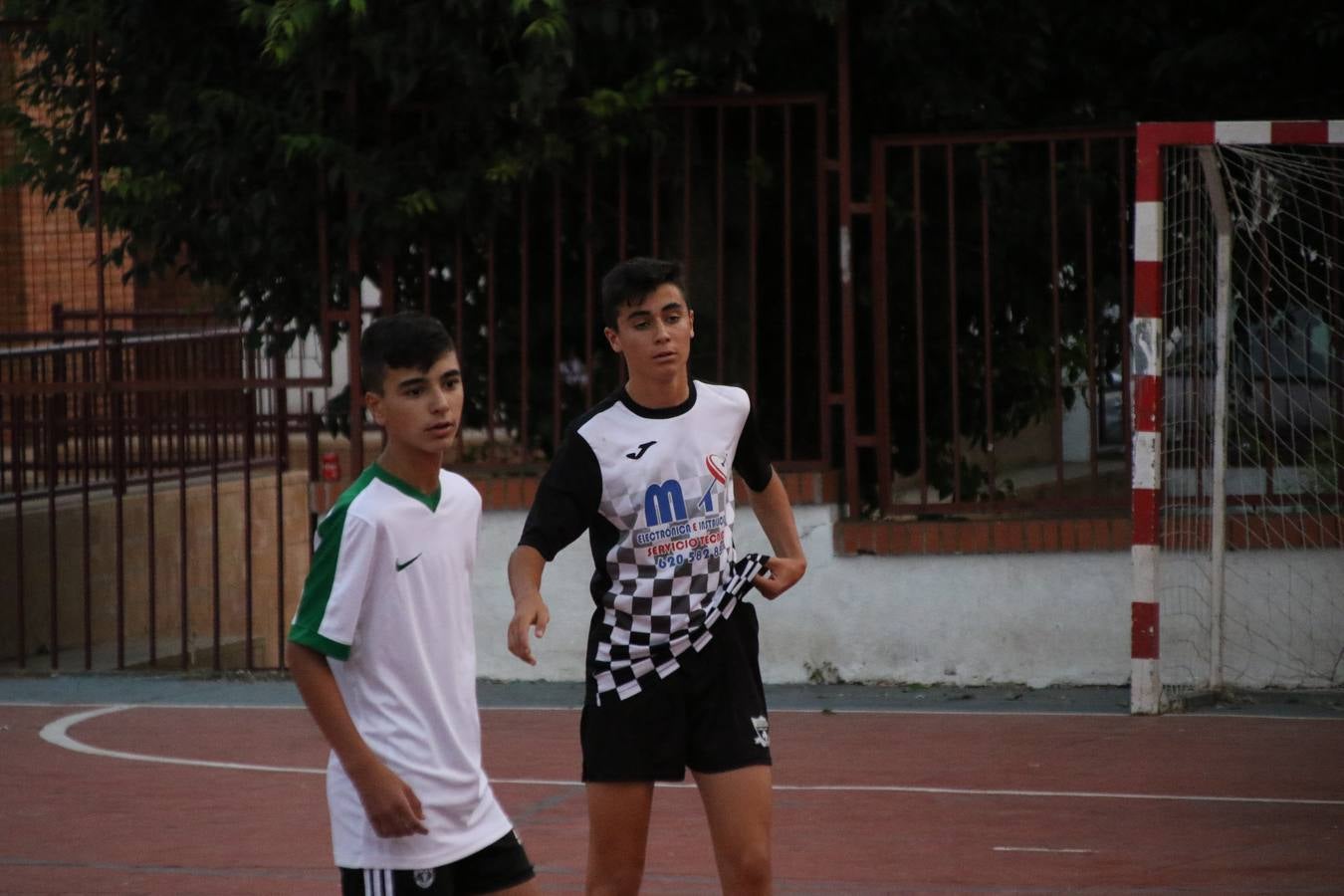 El popular barrio de San Roque celebró, ayer, las semifinales y finales del primer torneo de fútbol sala 'Memorial Francisco Cardenal. El Mangui', organizado por la Asociación de vecinos de San Roque y la colaboración del Ayuntamiento del municipio, 'Los Pasotas' y la Asociación Deportiva Templaria.El citado torneo, según indica desde la Asociación de vecinos de San Roque, nace como homenaje a «El Mangui», «una persona muy implicada en el mundo del fútbol sala en Jerez y, además, vecino de San Roque». El equipo 'Hijos de Platanito' fue el vencedor de la clasificación absoluta. 