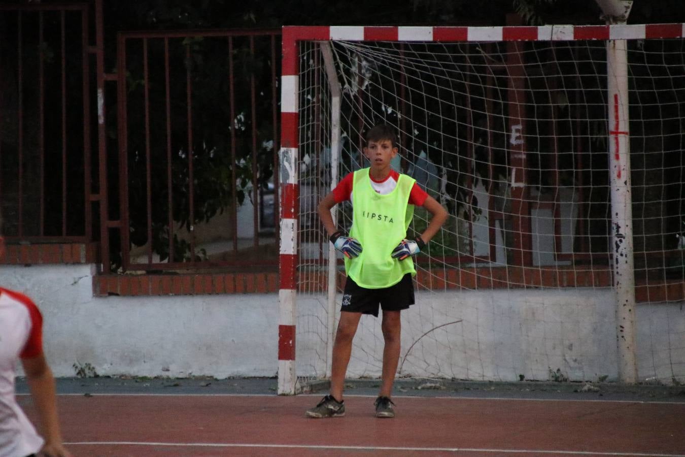 El popular barrio de San Roque celebró, ayer, las semifinales y finales del primer torneo de fútbol sala 'Memorial Francisco Cardenal. El Mangui', organizado por la Asociación de vecinos de San Roque y la colaboración del Ayuntamiento del municipio, 'Los Pasotas' y la Asociación Deportiva Templaria.El citado torneo, según indica desde la Asociación de vecinos de San Roque, nace como homenaje a «El Mangui», «una persona muy implicada en el mundo del fútbol sala en Jerez y, además, vecino de San Roque». El equipo 'Hijos de Platanito' fue el vencedor de la clasificación absoluta. 