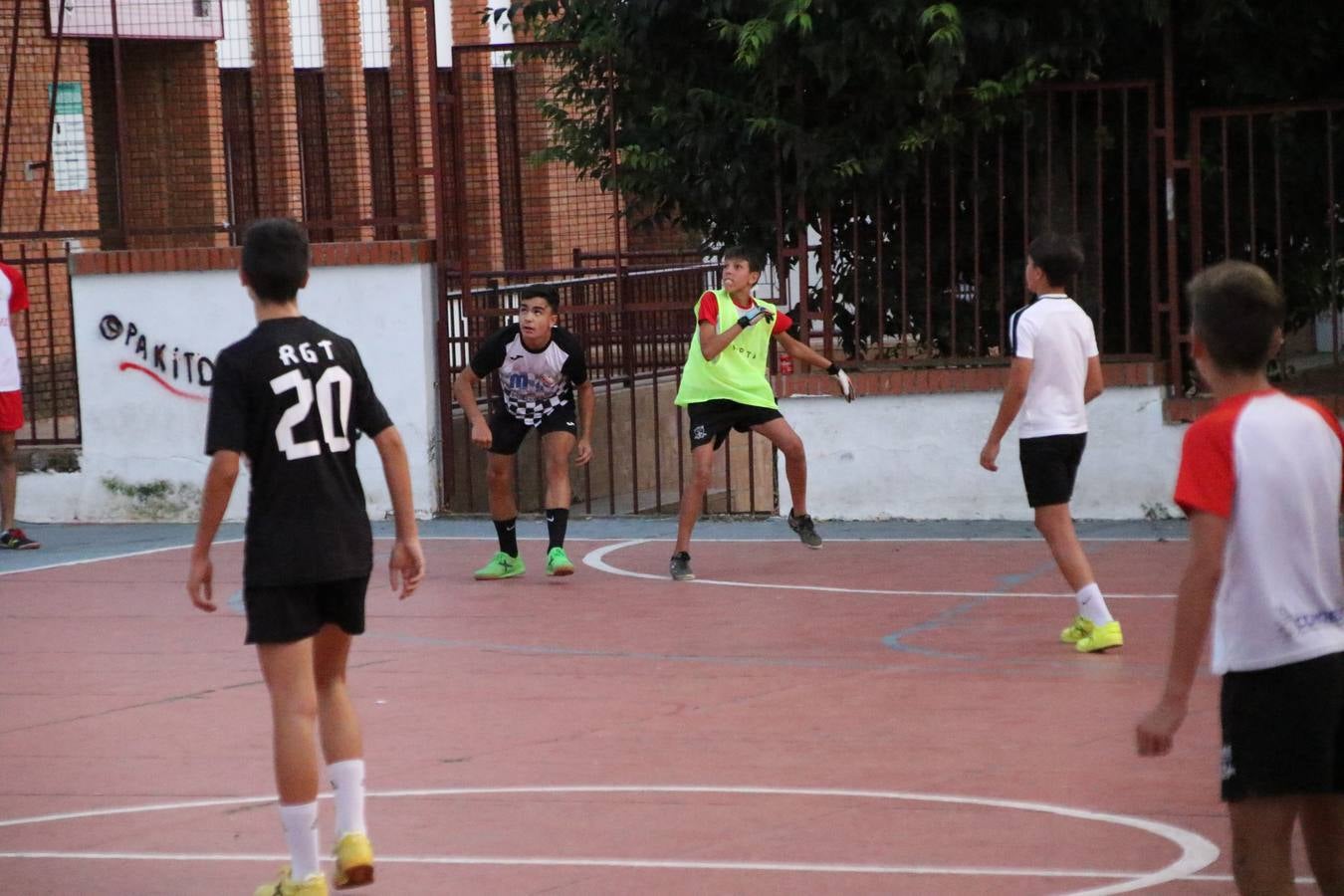 El popular barrio de San Roque celebró, ayer, las semifinales y finales del primer torneo de fútbol sala 'Memorial Francisco Cardenal. El Mangui', organizado por la Asociación de vecinos de San Roque y la colaboración del Ayuntamiento del municipio, 'Los Pasotas' y la Asociación Deportiva Templaria.El citado torneo, según indica desde la Asociación de vecinos de San Roque, nace como homenaje a «El Mangui», «una persona muy implicada en el mundo del fútbol sala en Jerez y, además, vecino de San Roque». El equipo 'Hijos de Platanito' fue el vencedor de la clasificación absoluta. 