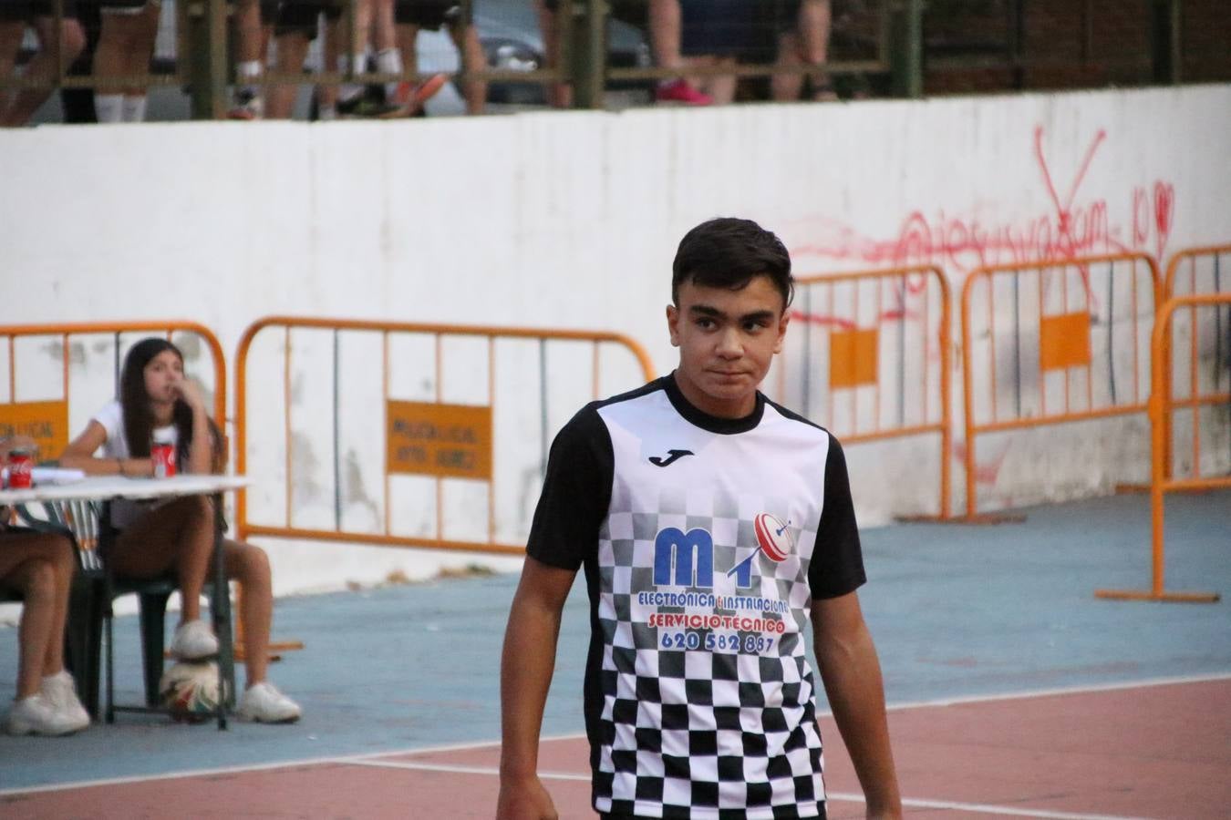 El popular barrio de San Roque celebró, ayer, las semifinales y finales del primer torneo de fútbol sala 'Memorial Francisco Cardenal. El Mangui', organizado por la Asociación de vecinos de San Roque y la colaboración del Ayuntamiento del municipio, 'Los Pasotas' y la Asociación Deportiva Templaria.El citado torneo, según indica desde la Asociación de vecinos de San Roque, nace como homenaje a «El Mangui», «una persona muy implicada en el mundo del fútbol sala en Jerez y, además, vecino de San Roque». El equipo 'Hijos de Platanito' fue el vencedor de la clasificación absoluta. 
