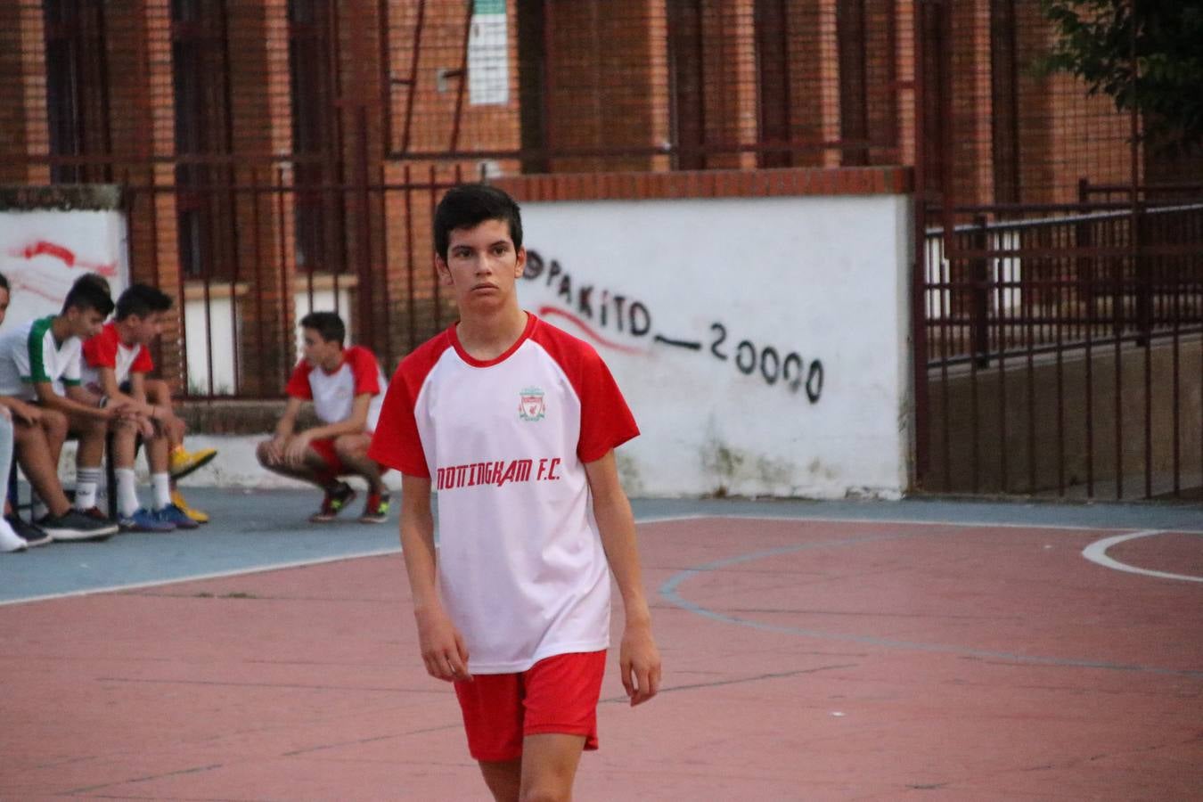 El popular barrio de San Roque celebró, ayer, las semifinales y finales del primer torneo de fútbol sala 'Memorial Francisco Cardenal. El Mangui', organizado por la Asociación de vecinos de San Roque y la colaboración del Ayuntamiento del municipio, 'Los Pasotas' y la Asociación Deportiva Templaria.El citado torneo, según indica desde la Asociación de vecinos de San Roque, nace como homenaje a «El Mangui», «una persona muy implicada en el mundo del fútbol sala en Jerez y, además, vecino de San Roque». El equipo 'Hijos de Platanito' fue el vencedor de la clasificación absoluta. 