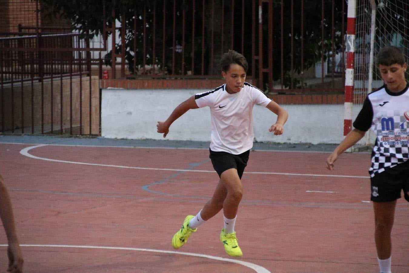El popular barrio de San Roque celebró, ayer, las semifinales y finales del primer torneo de fútbol sala 'Memorial Francisco Cardenal. El Mangui', organizado por la Asociación de vecinos de San Roque y la colaboración del Ayuntamiento del municipio, 'Los Pasotas' y la Asociación Deportiva Templaria.El citado torneo, según indica desde la Asociación de vecinos de San Roque, nace como homenaje a «El Mangui», «una persona muy implicada en el mundo del fútbol sala en Jerez y, además, vecino de San Roque». El equipo 'Hijos de Platanito' fue el vencedor de la clasificación absoluta. 