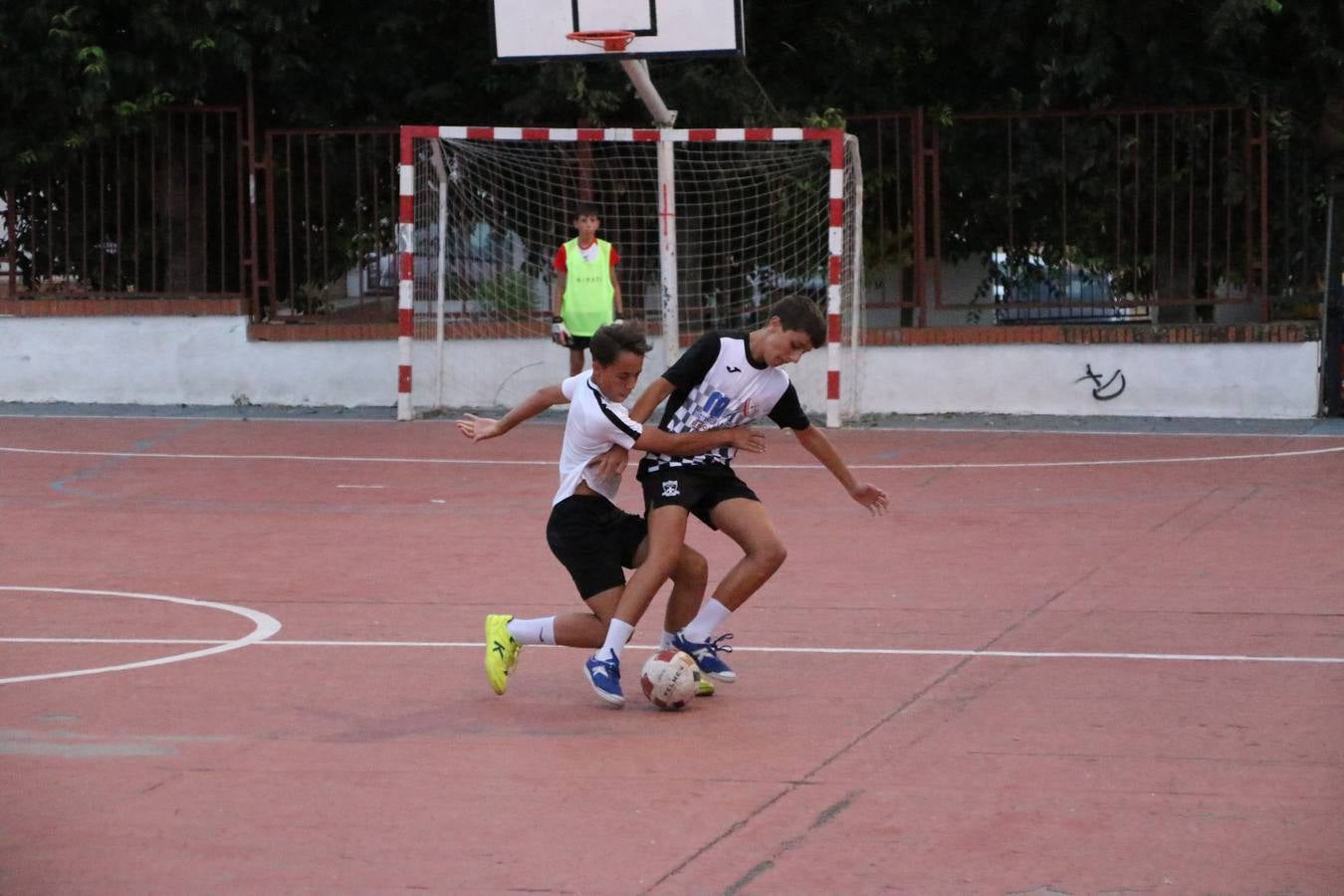 El popular barrio de San Roque celebró, ayer, las semifinales y finales del primer torneo de fútbol sala 'Memorial Francisco Cardenal. El Mangui', organizado por la Asociación de vecinos de San Roque y la colaboración del Ayuntamiento del municipio, 'Los Pasotas' y la Asociación Deportiva Templaria.El citado torneo, según indica desde la Asociación de vecinos de San Roque, nace como homenaje a «El Mangui», «una persona muy implicada en el mundo del fútbol sala en Jerez y, además, vecino de San Roque». El equipo 'Hijos de Platanito' fue el vencedor de la clasificación absoluta. 