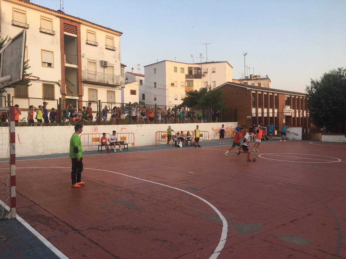 El popular barrio de San Roque celebró, ayer, las semifinales y finales del primer torneo de fútbol sala 'Memorial Francisco Cardenal. El Mangui', organizado por la Asociación de vecinos de San Roque y la colaboración del Ayuntamiento del municipio, 'Los Pasotas' y la Asociación Deportiva Templaria.El citado torneo, según indica desde la Asociación de vecinos de San Roque, nace como homenaje a «El Mangui», «una persona muy implicada en el mundo del fútbol sala en Jerez y, además, vecino de San Roque». El equipo 'Hijos de Platanito' fue el vencedor de la clasificación absoluta. 