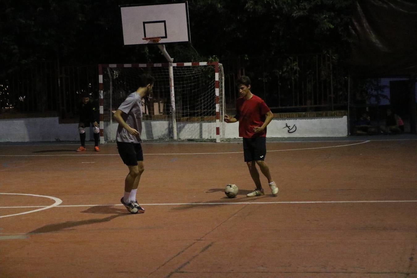 El popular barrio de San Roque celebró, ayer, las semifinales y finales del primer torneo de fútbol sala 'Memorial Francisco Cardenal. El Mangui', organizado por la Asociación de vecinos de San Roque y la colaboración del Ayuntamiento del municipio, 'Los Pasotas' y la Asociación Deportiva Templaria.El citado torneo, según indica desde la Asociación de vecinos de San Roque, nace como homenaje a «El Mangui», «una persona muy implicada en el mundo del fútbol sala en Jerez y, además, vecino de San Roque». El equipo 'Hijos de Platanito' fue el vencedor de la clasificación absoluta. 