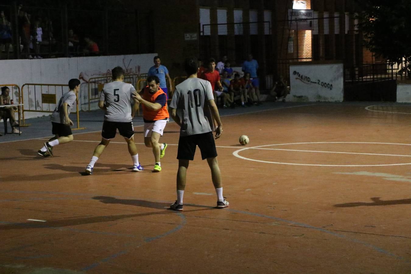 El popular barrio de San Roque celebró, ayer, las semifinales y finales del primer torneo de fútbol sala 'Memorial Francisco Cardenal. El Mangui', organizado por la Asociación de vecinos de San Roque y la colaboración del Ayuntamiento del municipio, 'Los Pasotas' y la Asociación Deportiva Templaria.El citado torneo, según indica desde la Asociación de vecinos de San Roque, nace como homenaje a «El Mangui», «una persona muy implicada en el mundo del fútbol sala en Jerez y, además, vecino de San Roque». El equipo 'Hijos de Platanito' fue el vencedor de la clasificación absoluta. 