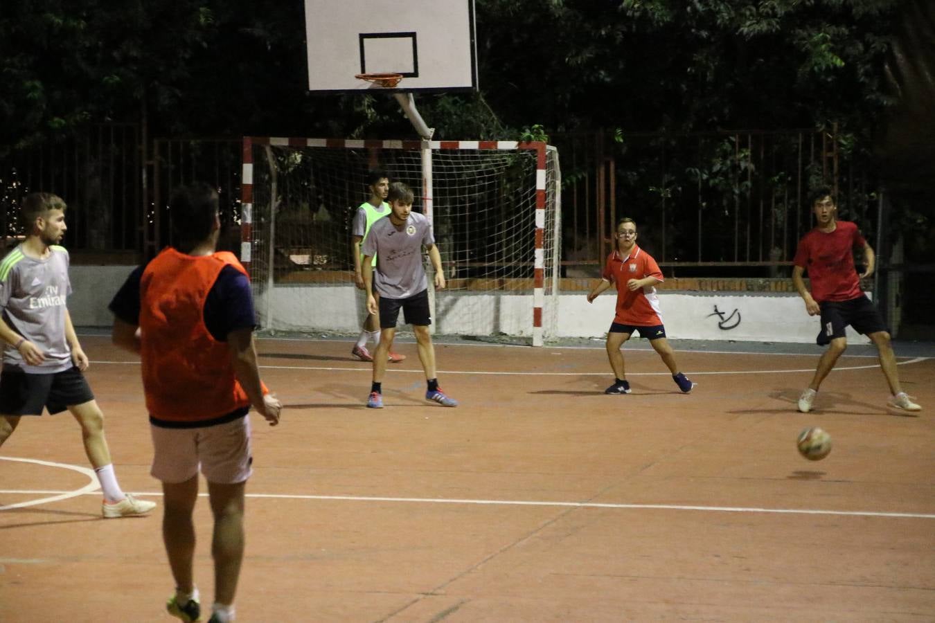El popular barrio de San Roque celebró, ayer, las semifinales y finales del primer torneo de fútbol sala 'Memorial Francisco Cardenal. El Mangui', organizado por la Asociación de vecinos de San Roque y la colaboración del Ayuntamiento del municipio, 'Los Pasotas' y la Asociación Deportiva Templaria.El citado torneo, según indica desde la Asociación de vecinos de San Roque, nace como homenaje a «El Mangui», «una persona muy implicada en el mundo del fútbol sala en Jerez y, además, vecino de San Roque». El equipo 'Hijos de Platanito' fue el vencedor de la clasificación absoluta. 
