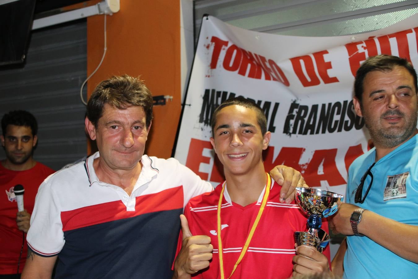 El popular barrio de San Roque celebró, ayer, las semifinales y finales del primer torneo de fútbol sala 'Memorial Francisco Cardenal. El Mangui', organizado por la Asociación de vecinos de San Roque y la colaboración del Ayuntamiento del municipio, 'Los Pasotas' y la Asociación Deportiva Templaria.El citado torneo, según indica desde la Asociación de vecinos de San Roque, nace como homenaje a «El Mangui», «una persona muy implicada en el mundo del fútbol sala en Jerez y, además, vecino de San Roque». El equipo 'Hijos de Platanito' fue el vencedor de la clasificación absoluta. 