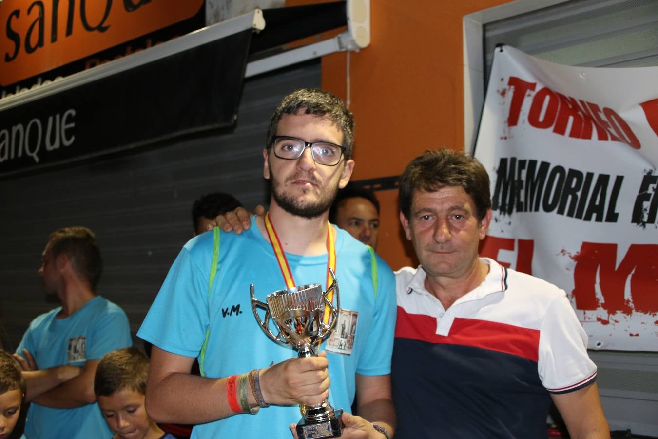 El popular barrio de San Roque celebró, ayer, las semifinales y finales del primer torneo de fútbol sala 'Memorial Francisco Cardenal. El Mangui', organizado por la Asociación de vecinos de San Roque y la colaboración del Ayuntamiento del municipio, 'Los Pasotas' y la Asociación Deportiva Templaria.El citado torneo, según indica desde la Asociación de vecinos de San Roque, nace como homenaje a «El Mangui», «una persona muy implicada en el mundo del fútbol sala en Jerez y, además, vecino de San Roque». El equipo 'Hijos de Platanito' fue el vencedor de la clasificación absoluta. 