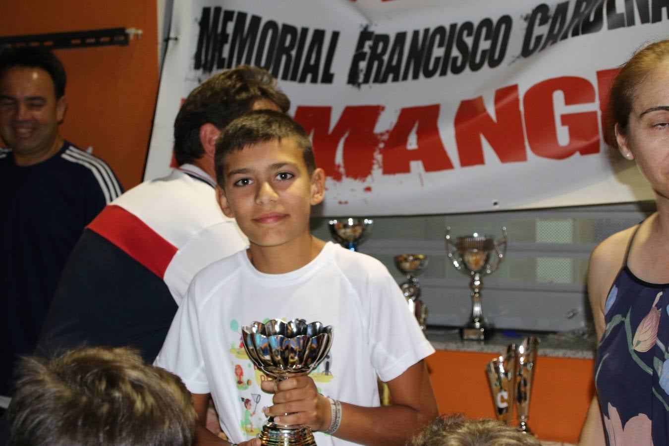 El popular barrio de San Roque celebró, ayer, las semifinales y finales del primer torneo de fútbol sala 'Memorial Francisco Cardenal. El Mangui', organizado por la Asociación de vecinos de San Roque y la colaboración del Ayuntamiento del municipio, 'Los Pasotas' y la Asociación Deportiva Templaria.El citado torneo, según indica desde la Asociación de vecinos de San Roque, nace como homenaje a «El Mangui», «una persona muy implicada en el mundo del fútbol sala en Jerez y, además, vecino de San Roque». El equipo 'Hijos de Platanito' fue el vencedor de la clasificación absoluta. 