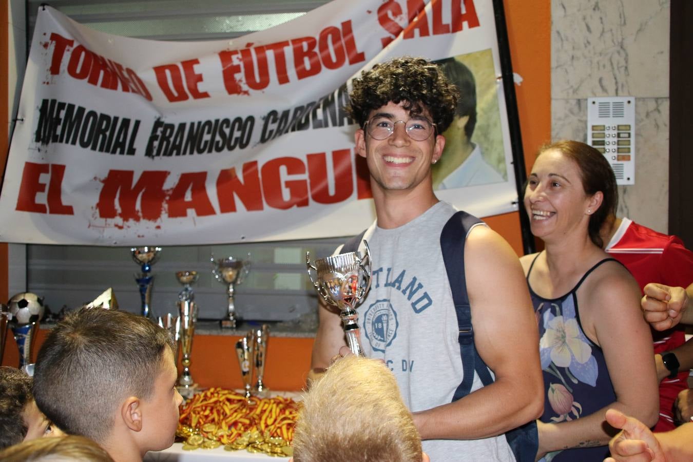 El popular barrio de San Roque celebró, ayer, las semifinales y finales del primer torneo de fútbol sala 'Memorial Francisco Cardenal. El Mangui', organizado por la Asociación de vecinos de San Roque y la colaboración del Ayuntamiento del municipio, 'Los Pasotas' y la Asociación Deportiva Templaria.El citado torneo, según indica desde la Asociación de vecinos de San Roque, nace como homenaje a «El Mangui», «una persona muy implicada en el mundo del fútbol sala en Jerez y, además, vecino de San Roque». El equipo 'Hijos de Platanito' fue el vencedor de la clasificación absoluta. 