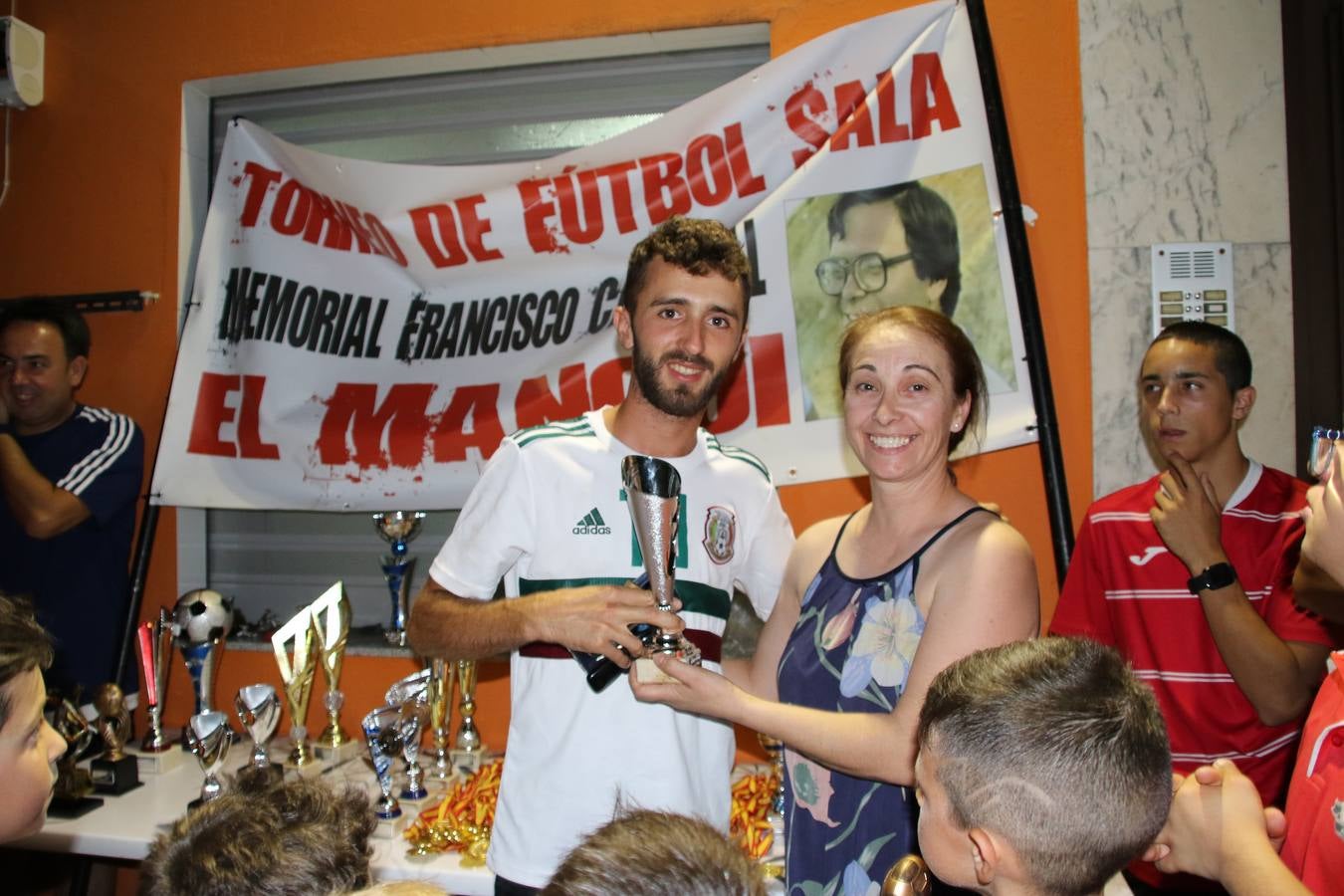 El popular barrio de San Roque celebró, ayer, las semifinales y finales del primer torneo de fútbol sala 'Memorial Francisco Cardenal. El Mangui', organizado por la Asociación de vecinos de San Roque y la colaboración del Ayuntamiento del municipio, 'Los Pasotas' y la Asociación Deportiva Templaria.El citado torneo, según indica desde la Asociación de vecinos de San Roque, nace como homenaje a «El Mangui», «una persona muy implicada en el mundo del fútbol sala en Jerez y, además, vecino de San Roque». El equipo 'Hijos de Platanito' fue el vencedor de la clasificación absoluta. 