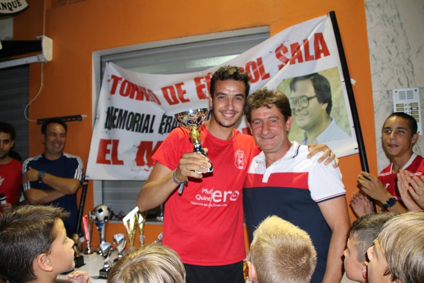 El popular barrio de San Roque celebró, ayer, las semifinales y finales del primer torneo de fútbol sala 'Memorial Francisco Cardenal. El Mangui', organizado por la Asociación de vecinos de San Roque y la colaboración del Ayuntamiento del municipio, 'Los Pasotas' y la Asociación Deportiva Templaria.El citado torneo, según indica desde la Asociación de vecinos de San Roque, nace como homenaje a «El Mangui», «una persona muy implicada en el mundo del fútbol sala en Jerez y, además, vecino de San Roque». El equipo 'Hijos de Platanito' fue el vencedor de la clasificación absoluta. 