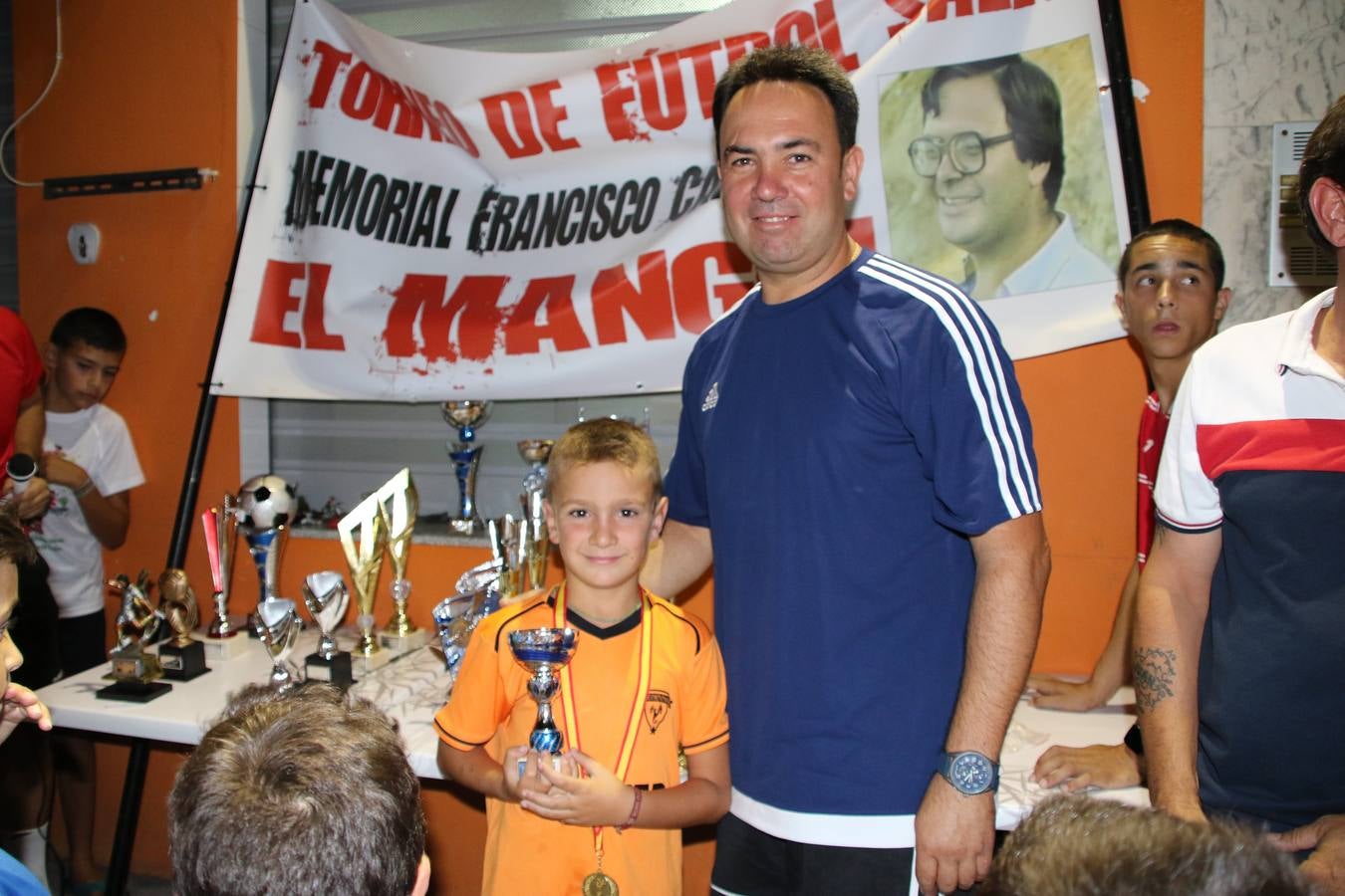 El popular barrio de San Roque celebró, ayer, las semifinales y finales del primer torneo de fútbol sala 'Memorial Francisco Cardenal. El Mangui', organizado por la Asociación de vecinos de San Roque y la colaboración del Ayuntamiento del municipio, 'Los Pasotas' y la Asociación Deportiva Templaria.El citado torneo, según indica desde la Asociación de vecinos de San Roque, nace como homenaje a «El Mangui», «una persona muy implicada en el mundo del fútbol sala en Jerez y, además, vecino de San Roque». El equipo 'Hijos de Platanito' fue el vencedor de la clasificación absoluta. 