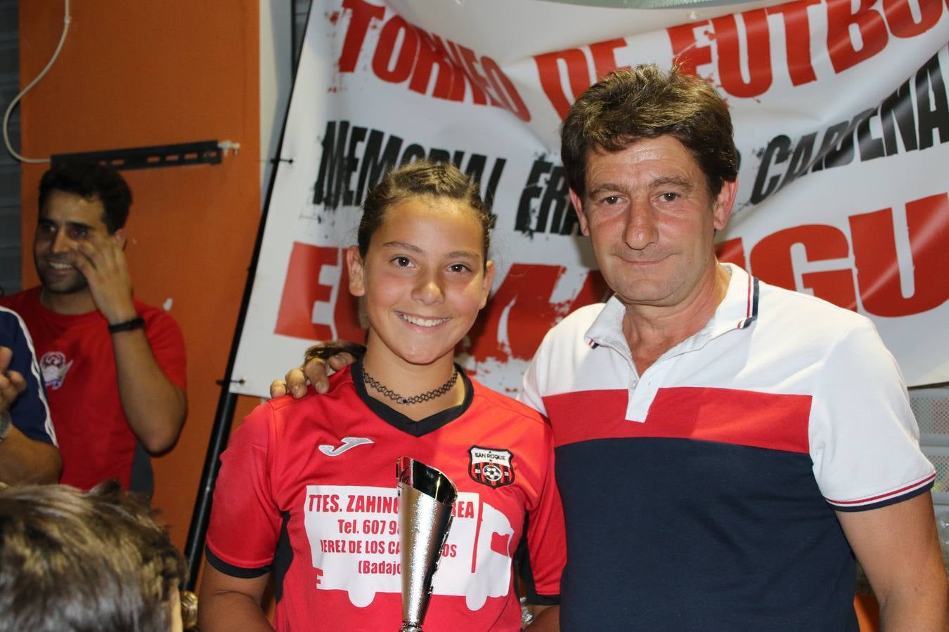 El popular barrio de San Roque celebró, ayer, las semifinales y finales del primer torneo de fútbol sala 'Memorial Francisco Cardenal. El Mangui', organizado por la Asociación de vecinos de San Roque y la colaboración del Ayuntamiento del municipio, 'Los Pasotas' y la Asociación Deportiva Templaria.El citado torneo, según indica desde la Asociación de vecinos de San Roque, nace como homenaje a «El Mangui», «una persona muy implicada en el mundo del fútbol sala en Jerez y, además, vecino de San Roque». El equipo 'Hijos de Platanito' fue el vencedor de la clasificación absoluta. 