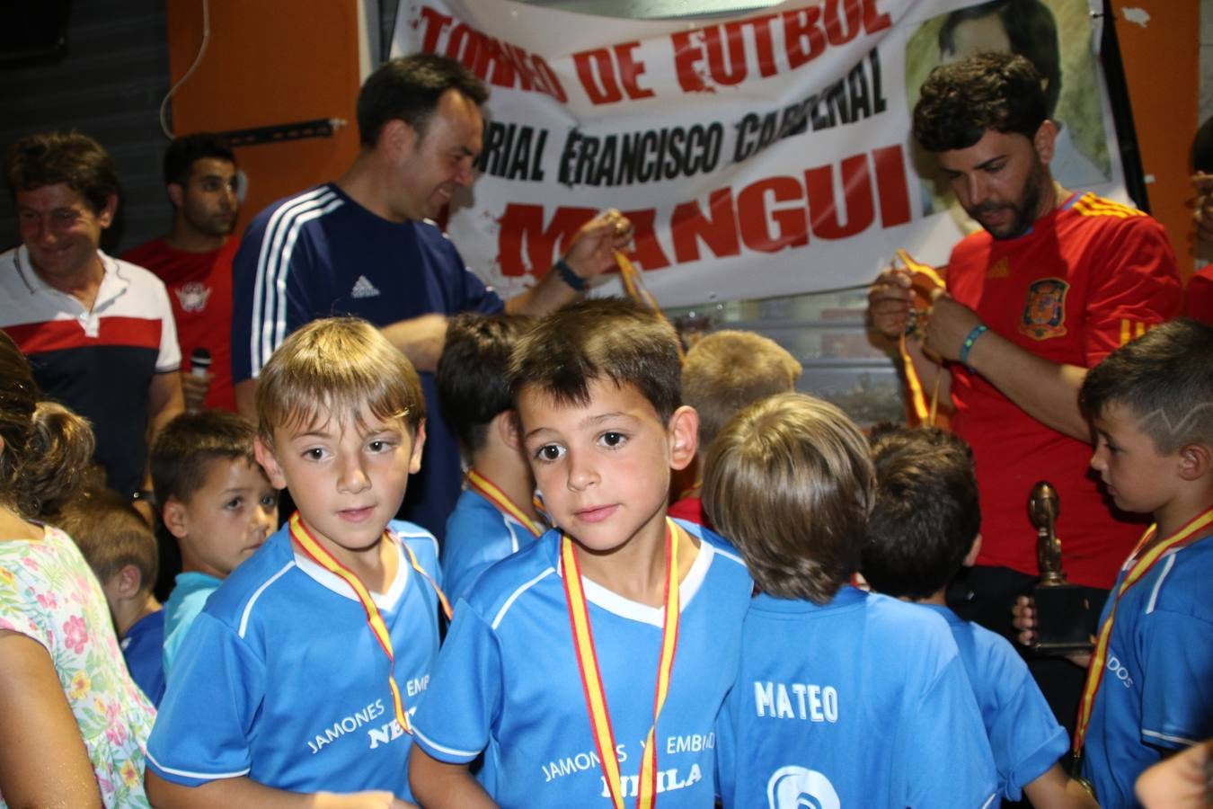 El popular barrio de San Roque celebró, ayer, las semifinales y finales del primer torneo de fútbol sala 'Memorial Francisco Cardenal. El Mangui', organizado por la Asociación de vecinos de San Roque y la colaboración del Ayuntamiento del municipio, 'Los Pasotas' y la Asociación Deportiva Templaria.El citado torneo, según indica desde la Asociación de vecinos de San Roque, nace como homenaje a «El Mangui», «una persona muy implicada en el mundo del fútbol sala en Jerez y, además, vecino de San Roque». El equipo 'Hijos de Platanito' fue el vencedor de la clasificación absoluta. 