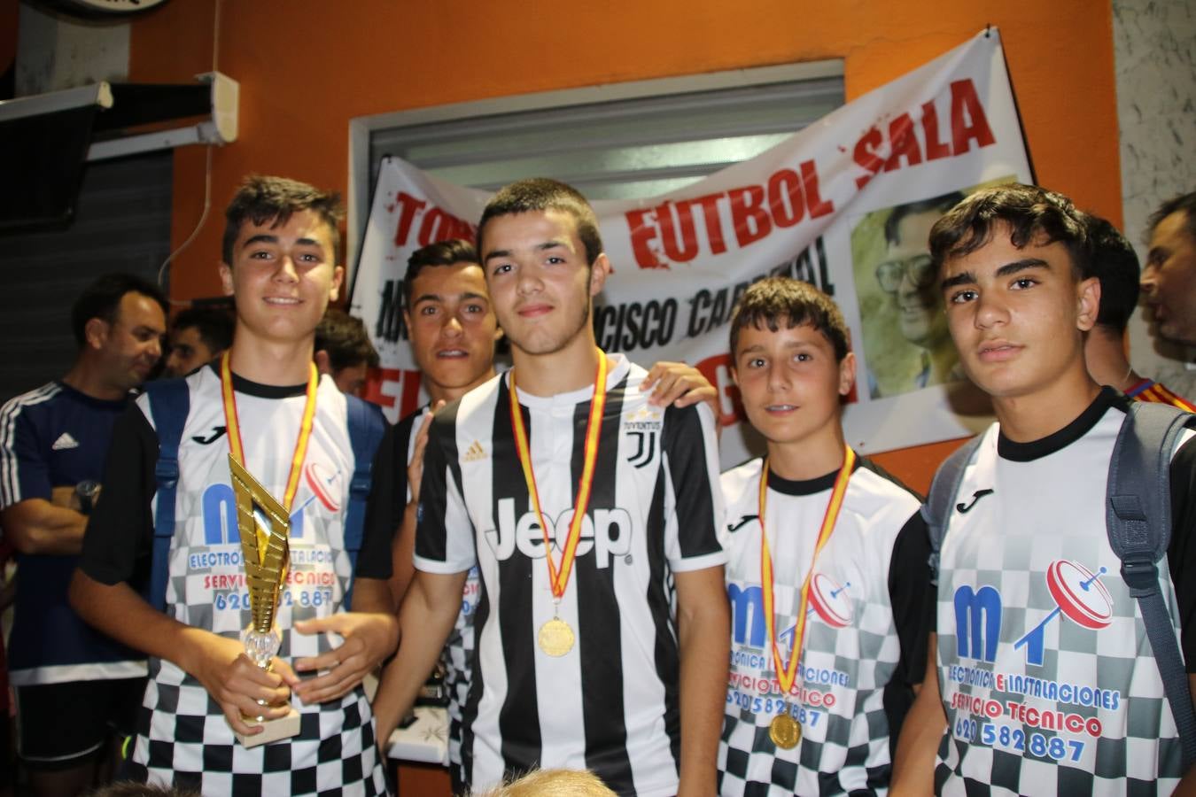 El popular barrio de San Roque celebró, ayer, las semifinales y finales del primer torneo de fútbol sala 'Memorial Francisco Cardenal. El Mangui', organizado por la Asociación de vecinos de San Roque y la colaboración del Ayuntamiento del municipio, 'Los Pasotas' y la Asociación Deportiva Templaria.El citado torneo, según indica desde la Asociación de vecinos de San Roque, nace como homenaje a «El Mangui», «una persona muy implicada en el mundo del fútbol sala en Jerez y, además, vecino de San Roque». El equipo 'Hijos de Platanito' fue el vencedor de la clasificación absoluta. 
