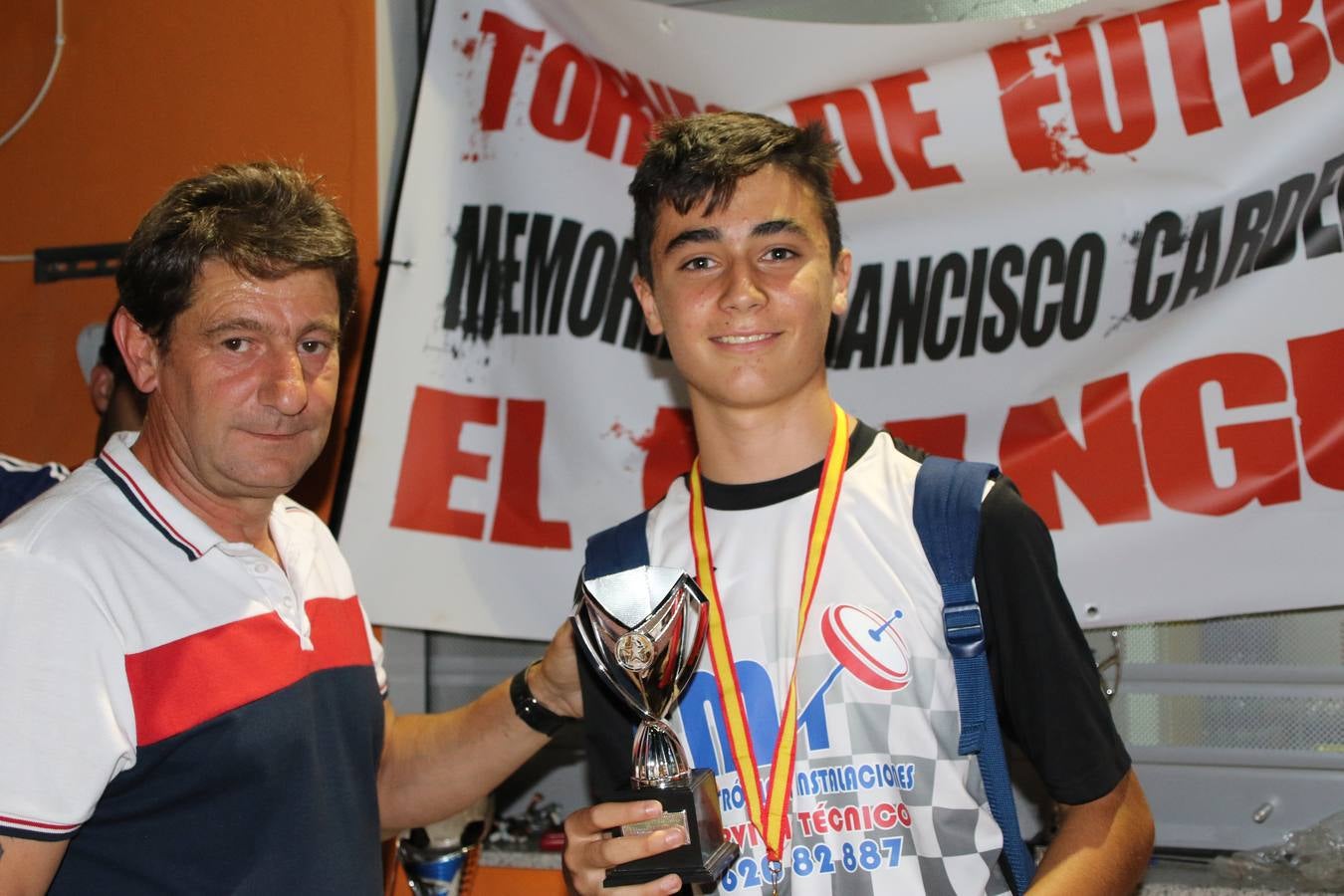 El popular barrio de San Roque celebró, ayer, las semifinales y finales del primer torneo de fútbol sala 'Memorial Francisco Cardenal. El Mangui', organizado por la Asociación de vecinos de San Roque y la colaboración del Ayuntamiento del municipio, 'Los Pasotas' y la Asociación Deportiva Templaria.El citado torneo, según indica desde la Asociación de vecinos de San Roque, nace como homenaje a «El Mangui», «una persona muy implicada en el mundo del fútbol sala en Jerez y, además, vecino de San Roque». El equipo 'Hijos de Platanito' fue el vencedor de la clasificación absoluta. 