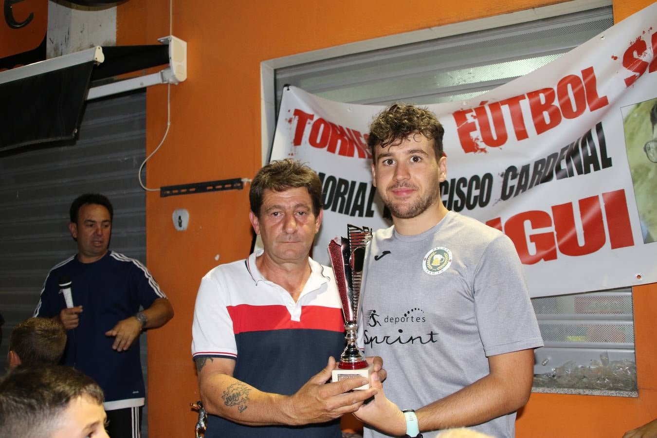 El popular barrio de San Roque celebró, ayer, las semifinales y finales del primer torneo de fútbol sala 'Memorial Francisco Cardenal. El Mangui', organizado por la Asociación de vecinos de San Roque y la colaboración del Ayuntamiento del municipio, 'Los Pasotas' y la Asociación Deportiva Templaria.El citado torneo, según indica desde la Asociación de vecinos de San Roque, nace como homenaje a «El Mangui», «una persona muy implicada en el mundo del fútbol sala en Jerez y, además, vecino de San Roque». El equipo 'Hijos de Platanito' fue el vencedor de la clasificación absoluta. 