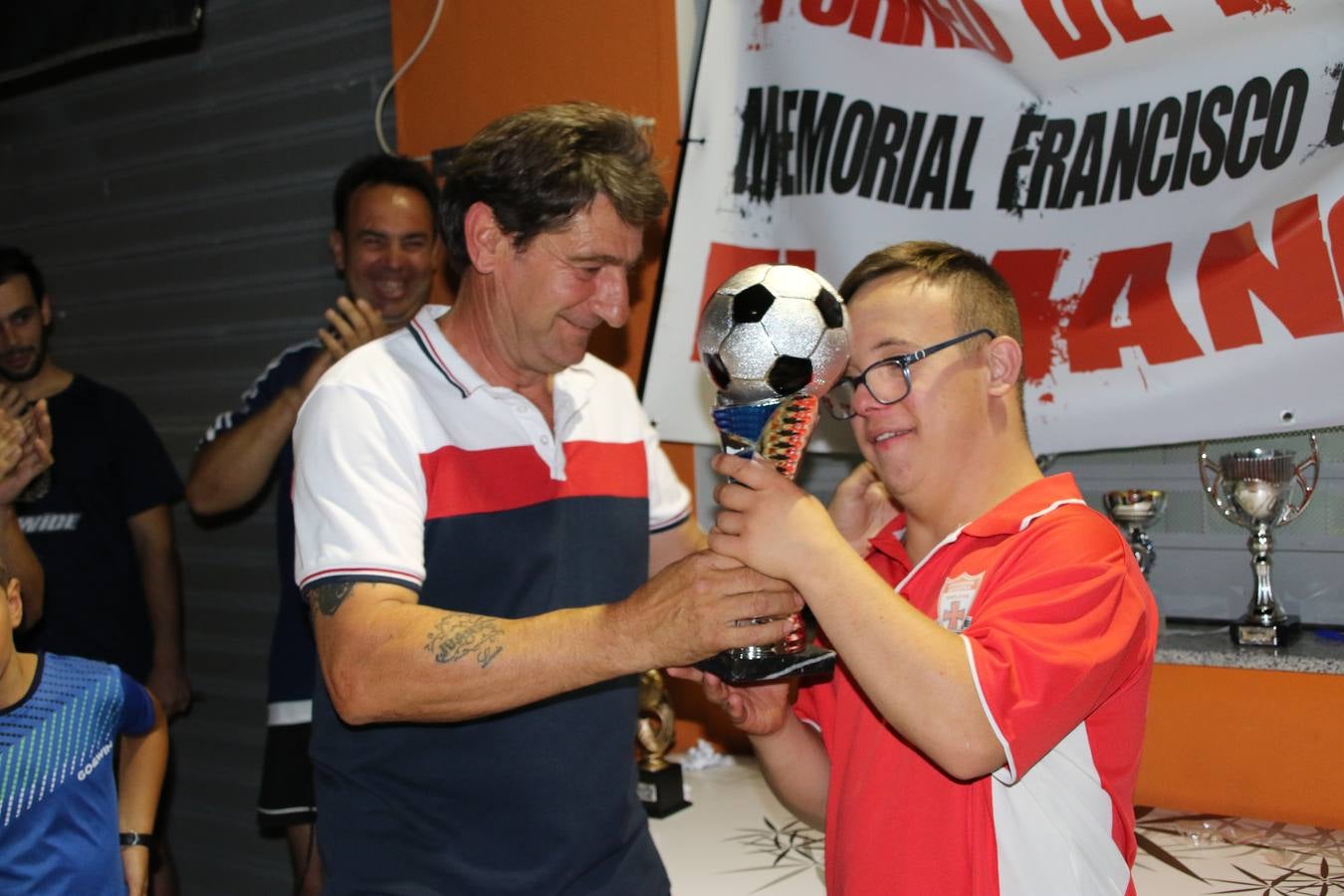El popular barrio de San Roque celebró, ayer, las semifinales y finales del primer torneo de fútbol sala 'Memorial Francisco Cardenal. El Mangui', organizado por la Asociación de vecinos de San Roque y la colaboración del Ayuntamiento del municipio, 'Los Pasotas' y la Asociación Deportiva Templaria.El citado torneo, según indica desde la Asociación de vecinos de San Roque, nace como homenaje a «El Mangui», «una persona muy implicada en el mundo del fútbol sala en Jerez y, además, vecino de San Roque». El equipo 'Hijos de Platanito' fue el vencedor de la clasificación absoluta. 