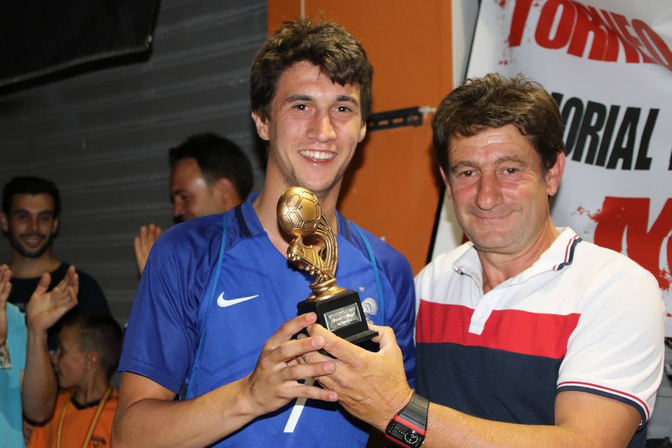 El popular barrio de San Roque celebró, ayer, las semifinales y finales del primer torneo de fútbol sala 'Memorial Francisco Cardenal. El Mangui', organizado por la Asociación de vecinos de San Roque y la colaboración del Ayuntamiento del municipio, 'Los Pasotas' y la Asociación Deportiva Templaria.El citado torneo, según indica desde la Asociación de vecinos de San Roque, nace como homenaje a «El Mangui», «una persona muy implicada en el mundo del fútbol sala en Jerez y, además, vecino de San Roque». El equipo 'Hijos de Platanito' fue el vencedor de la clasificación absoluta. 