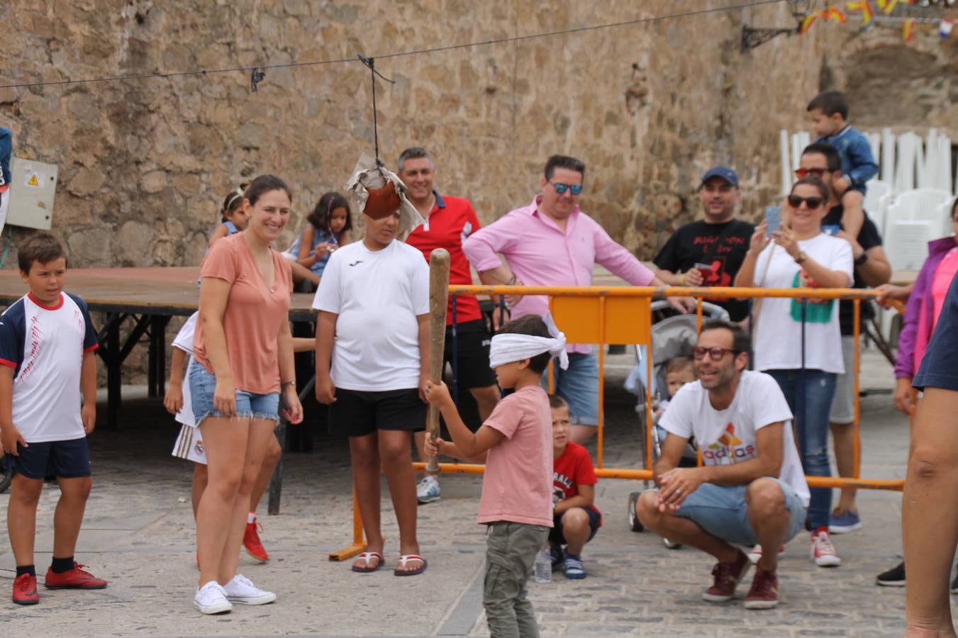 El barrio de Santiago vuelve a llenarse, como cada año hacia finales del mes de julio, de un ambiente festivo que brinda el mejor escenario para disfrutar de tradiciones, convivencia, estampas y sabores representativos de las fiestas más populares de Jerez de los Caballeros, sus típicas 'velás'.La pequeña pero señera ermita de Santiago luce espléndida con el cuidado y el cariño de los vecinos del barrio, afanados también en propiciar el mejor espacio para el encuentro y el reencuentro. Los juegos populares (carrera de cintas en bicicleta, pucheros...) han presidido el comienzo de la fiesta en la Plaza de Santiago con el protagonismo de muchos niños. También la apertura del servicio de barra, con ricas sardinas asadas, picadillo, carne a la brasa.... La música completa tan excelente propuesta, esta año con la actuación de Fany Ortiz, finalista del Festival de la Canción de Extremadura y la animación de 'Dale al Play', con Victoriano Baena y Manolo Cornelio, además de la celebración de un bingo.
