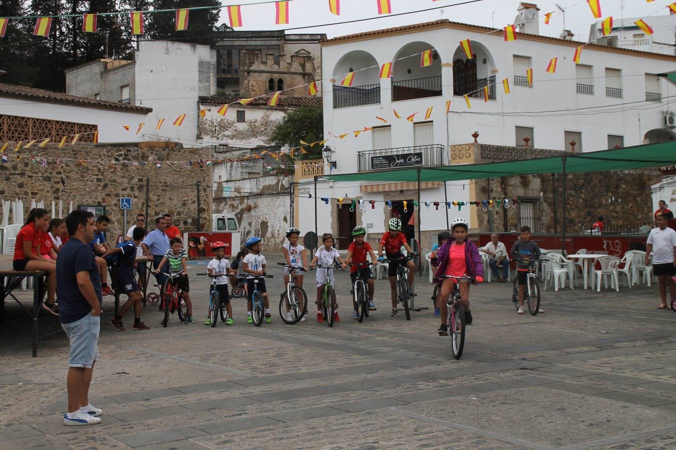 El barrio de Santiago vuelve a llenarse, como cada año hacia finales del mes de julio, de un ambiente festivo que brinda el mejor escenario para disfrutar de tradiciones, convivencia, estampas y sabores representativos de las fiestas más populares de Jerez de los Caballeros, sus típicas 'velás'.La pequeña pero señera ermita de Santiago luce espléndida con el cuidado y el cariño de los vecinos del barrio, afanados también en propiciar el mejor espacio para el encuentro y el reencuentro. Los juegos populares (carrera de cintas en bicicleta, pucheros...) han presidido el comienzo de la fiesta en la Plaza de Santiago con el protagonismo de muchos niños. También la apertura del servicio de barra, con ricas sardinas asadas, picadillo, carne a la brasa.... La música completa tan excelente propuesta, esta año con la actuación de Fany Ortiz, finalista del Festival de la Canción de Extremadura y la animación de 'Dale al Play', con Victoriano Baena y Manolo Cornelio, además de la celebración de un bingo.