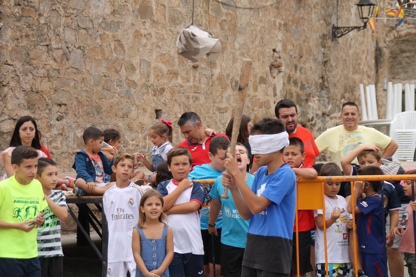 El barrio de Santiago vuelve a llenarse, como cada año hacia finales del mes de julio, de un ambiente festivo que brinda el mejor escenario para disfrutar de tradiciones, convivencia, estampas y sabores representativos de las fiestas más populares de Jerez de los Caballeros, sus típicas 'velás'.La pequeña pero señera ermita de Santiago luce espléndida con el cuidado y el cariño de los vecinos del barrio, afanados también en propiciar el mejor espacio para el encuentro y el reencuentro. Los juegos populares (carrera de cintas en bicicleta, pucheros...) han presidido el comienzo de la fiesta en la Plaza de Santiago con el protagonismo de muchos niños. También la apertura del servicio de barra, con ricas sardinas asadas, picadillo, carne a la brasa.... La música completa tan excelente propuesta, esta año con la actuación de Fany Ortiz, finalista del Festival de la Canción de Extremadura y la animación de 'Dale al Play', con Victoriano Baena y Manolo Cornelio, además de la celebración de un bingo.