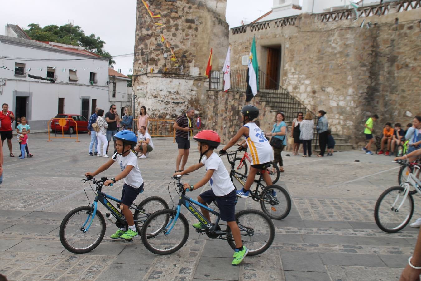 El barrio de Santiago vuelve a llenarse, como cada año hacia finales del mes de julio, de un ambiente festivo que brinda el mejor escenario para disfrutar de tradiciones, convivencia, estampas y sabores representativos de las fiestas más populares de Jerez de los Caballeros, sus típicas 'velás'.La pequeña pero señera ermita de Santiago luce espléndida con el cuidado y el cariño de los vecinos del barrio, afanados también en propiciar el mejor espacio para el encuentro y el reencuentro. Los juegos populares (carrera de cintas en bicicleta, pucheros...) han presidido el comienzo de la fiesta en la Plaza de Santiago con el protagonismo de muchos niños. También la apertura del servicio de barra, con ricas sardinas asadas, picadillo, carne a la brasa.... La música completa tan excelente propuesta, esta año con la actuación de Fany Ortiz, finalista del Festival de la Canción de Extremadura y la animación de 'Dale al Play', con Victoriano Baena y Manolo Cornelio, además de la celebración de un bingo.