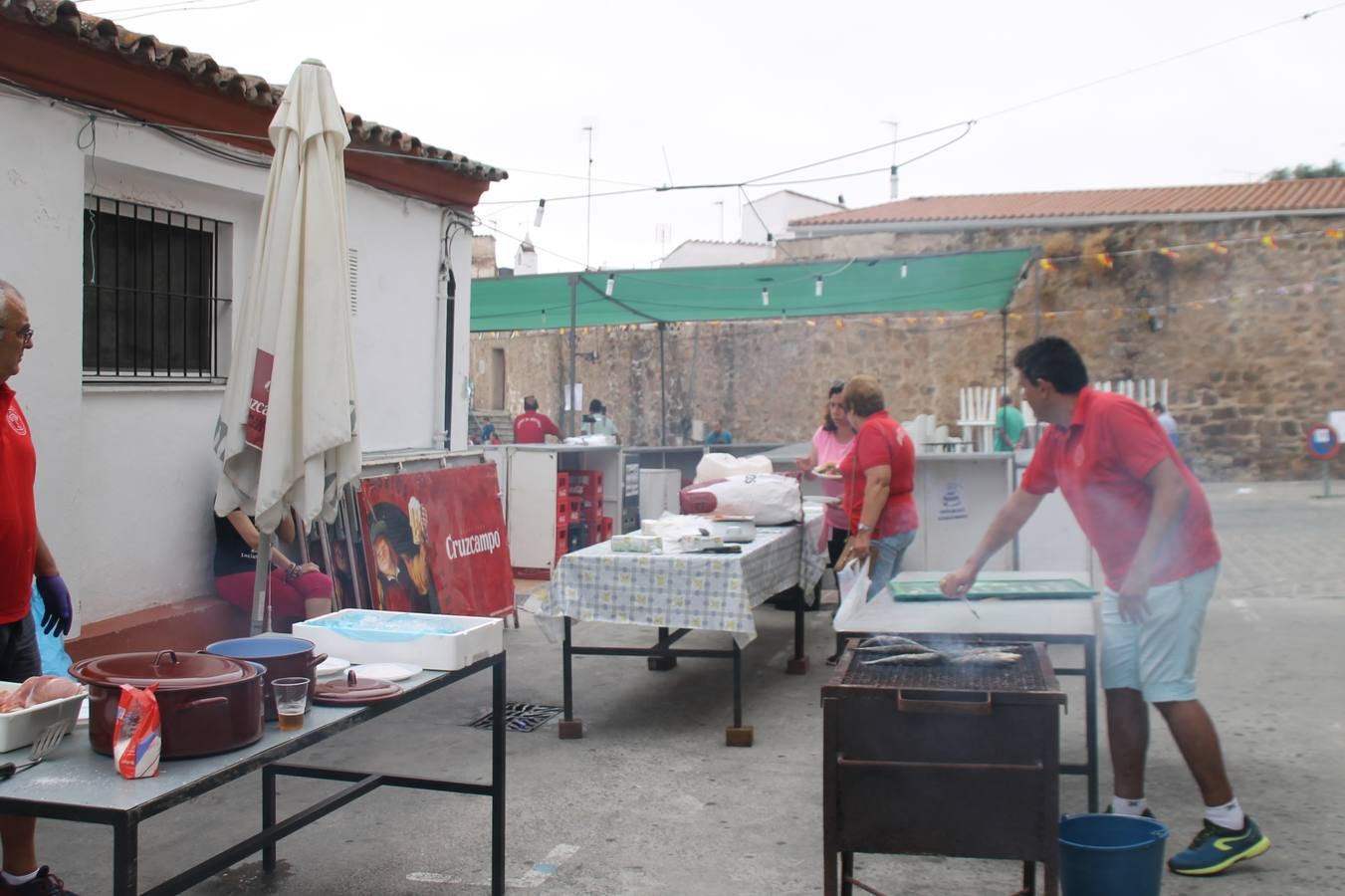 El barrio de Santiago vuelve a llenarse, como cada año hacia finales del mes de julio, de un ambiente festivo que brinda el mejor escenario para disfrutar de tradiciones, convivencia, estampas y sabores representativos de las fiestas más populares de Jerez de los Caballeros, sus típicas 'velás'.La pequeña pero señera ermita de Santiago luce espléndida con el cuidado y el cariño de los vecinos del barrio, afanados también en propiciar el mejor espacio para el encuentro y el reencuentro. Los juegos populares (carrera de cintas en bicicleta, pucheros...) han presidido el comienzo de la fiesta en la Plaza de Santiago con el protagonismo de muchos niños. También la apertura del servicio de barra, con ricas sardinas asadas, picadillo, carne a la brasa.... La música completa tan excelente propuesta, esta año con la actuación de Fany Ortiz, finalista del Festival de la Canción de Extremadura y la animación de 'Dale al Play', con Victoriano Baena y Manolo Cornelio, además de la celebración de un bingo.