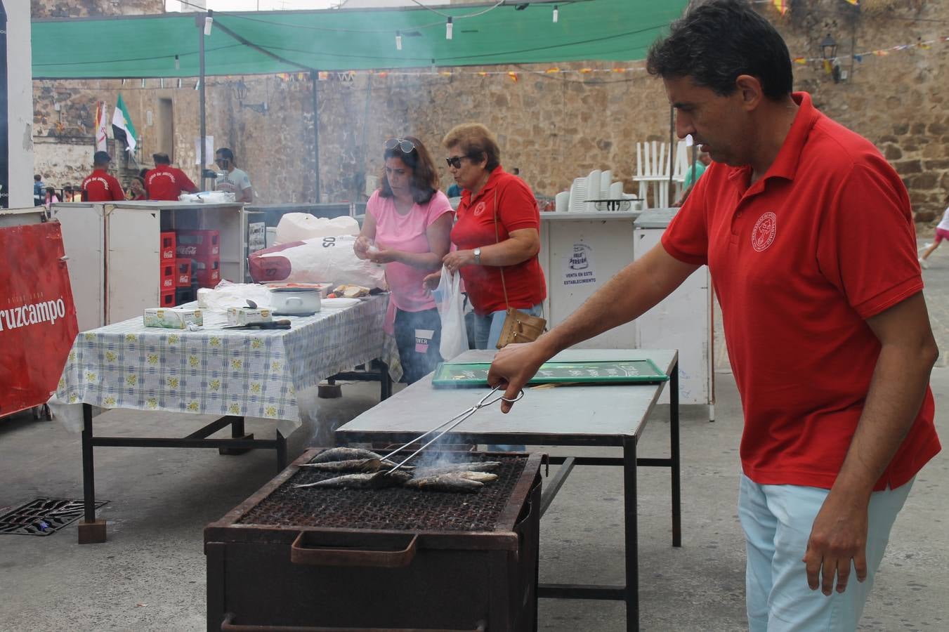 El barrio de Santiago vuelve a llenarse, como cada año hacia finales del mes de julio, de un ambiente festivo que brinda el mejor escenario para disfrutar de tradiciones, convivencia, estampas y sabores representativos de las fiestas más populares de Jerez de los Caballeros, sus típicas 'velás'.La pequeña pero señera ermita de Santiago luce espléndida con el cuidado y el cariño de los vecinos del barrio, afanados también en propiciar el mejor espacio para el encuentro y el reencuentro. Los juegos populares (carrera de cintas en bicicleta, pucheros...) han presidido el comienzo de la fiesta en la Plaza de Santiago con el protagonismo de muchos niños. También la apertura del servicio de barra, con ricas sardinas asadas, picadillo, carne a la brasa.... La música completa tan excelente propuesta, esta año con la actuación de Fany Ortiz, finalista del Festival de la Canción de Extremadura y la animación de 'Dale al Play', con Victoriano Baena y Manolo Cornelio, además de la celebración de un bingo.