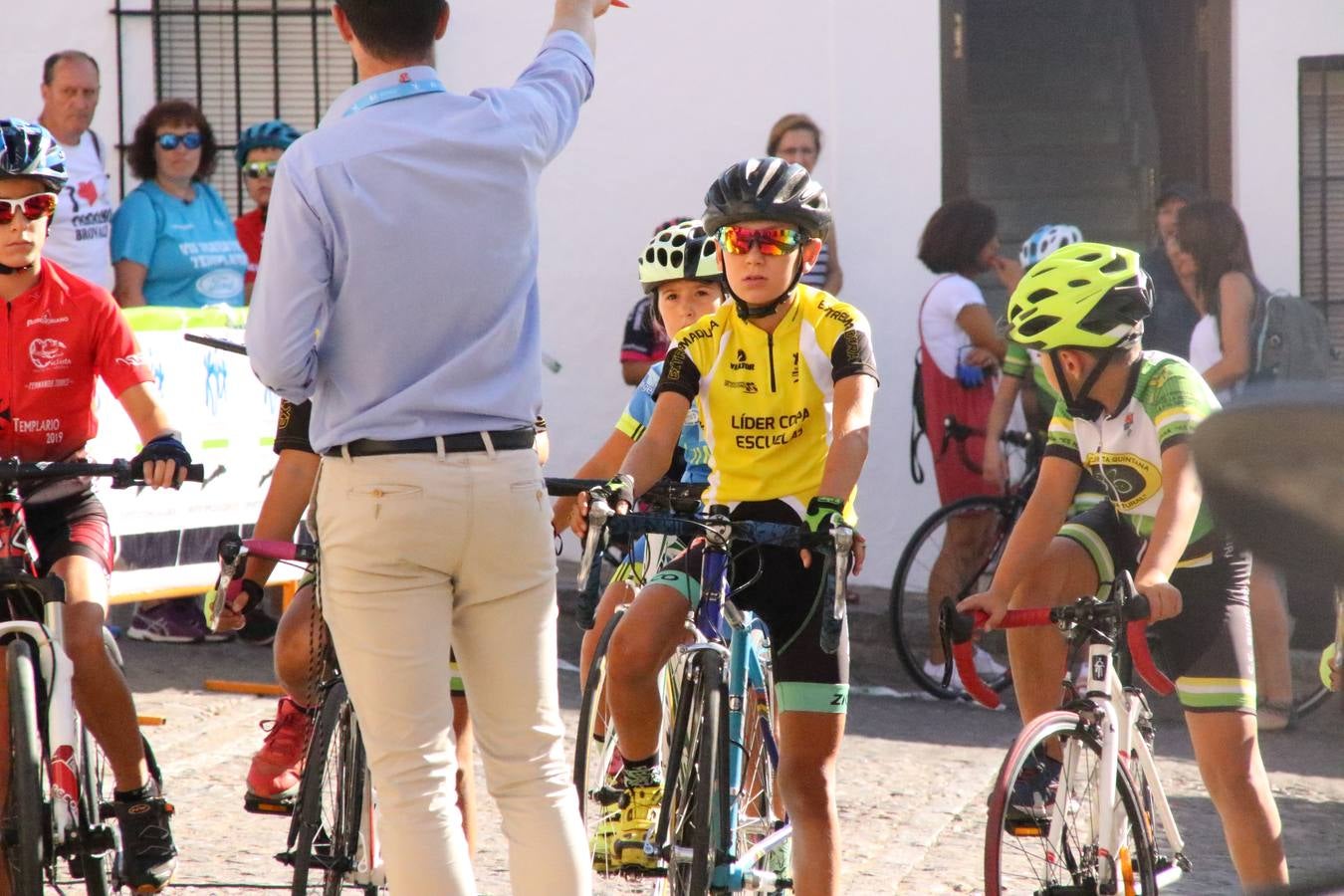 El barrio de 'Santa Catalina' de Jerez de los Caballeros ha acogido, esta mañana, la tercera prueba del Gran Premio Diputación de Badajoz 'Copa Escuelas de ciclismo en carretera', organizada por el Club Ciclista Jerez de los Caballeros y la Federación Extremeña de Ciclismo.Una competición de ciclismo que, como ya adelantó HOY Jerez, fue creada por la Federación Extremeña de Ciclismo con el objetivo de fomentar y seguir practicando deporte cuando ya han terminado todos los circuitos que se celebran durante el curso académico. En la citada prueba, han participado diferentes categorías: cadete, promesa, junior, principiante, alevín e infantil.Juan Luis Soriano, presidente del Club Ciclista Jerez, ha manifestado su satisfacción por el buen desarrollo de la jornada, «este tipo de pruebas son fundamentales para hacer cantera y promover este deporte entre los más pequeños».