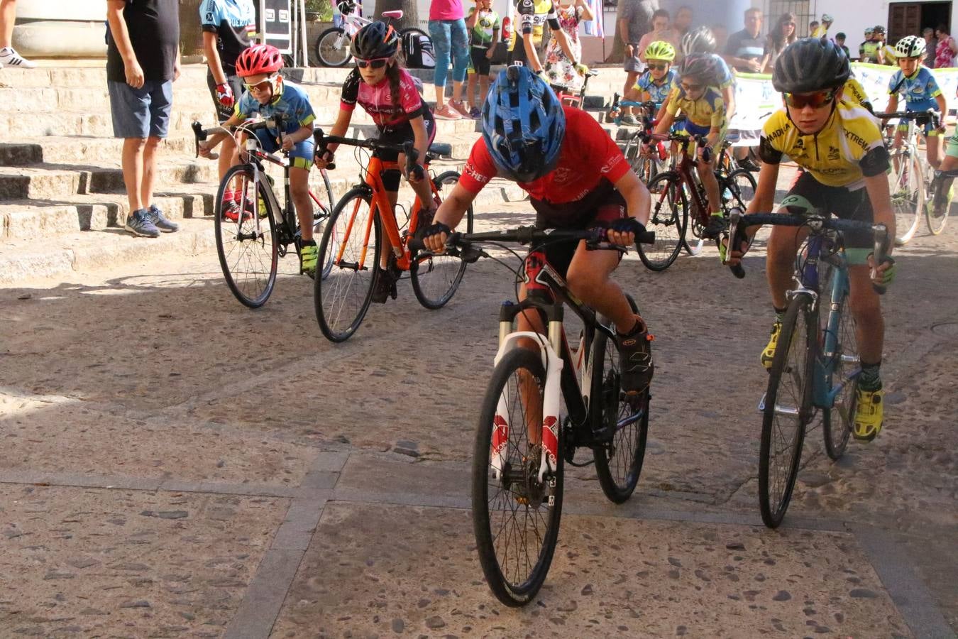 El barrio de 'Santa Catalina' de Jerez de los Caballeros ha acogido, esta mañana, la tercera prueba del Gran Premio Diputación de Badajoz 'Copa Escuelas de ciclismo en carretera', organizada por el Club Ciclista Jerez de los Caballeros y la Federación Extremeña de Ciclismo.Una competición de ciclismo que, como ya adelantó HOY Jerez, fue creada por la Federación Extremeña de Ciclismo con el objetivo de fomentar y seguir practicando deporte cuando ya han terminado todos los circuitos que se celebran durante el curso académico. En la citada prueba, han participado diferentes categorías: cadete, promesa, junior, principiante, alevín e infantil.Juan Luis Soriano, presidente del Club Ciclista Jerez, ha manifestado su satisfacción por el buen desarrollo de la jornada, «este tipo de pruebas son fundamentales para hacer cantera y promover este deporte entre los más pequeños».