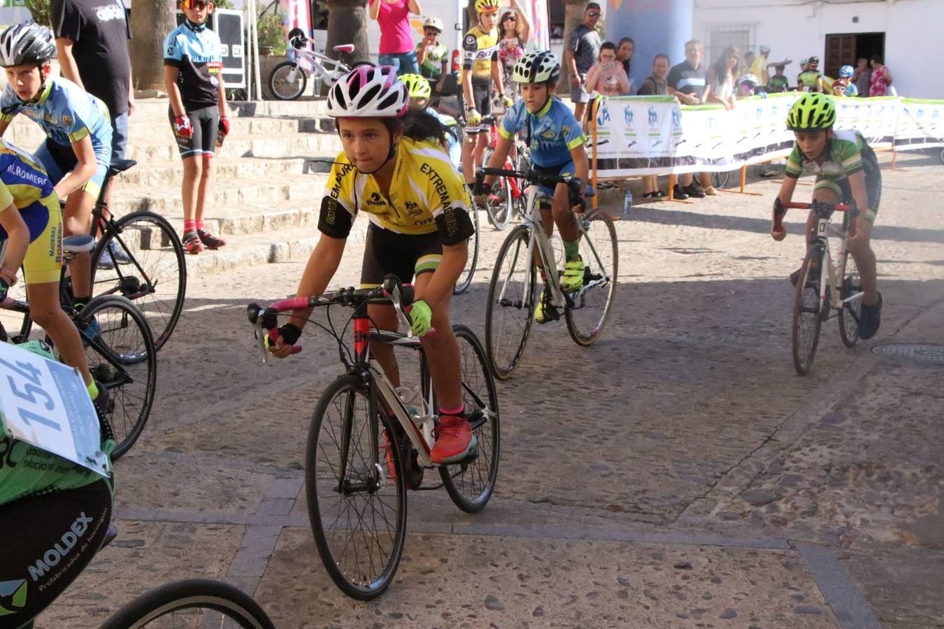 El barrio de 'Santa Catalina' de Jerez de los Caballeros ha acogido, esta mañana, la tercera prueba del Gran Premio Diputación de Badajoz 'Copa Escuelas de ciclismo en carretera', organizada por el Club Ciclista Jerez de los Caballeros y la Federación Extremeña de Ciclismo.Una competición de ciclismo que, como ya adelantó HOY Jerez, fue creada por la Federación Extremeña de Ciclismo con el objetivo de fomentar y seguir practicando deporte cuando ya han terminado todos los circuitos que se celebran durante el curso académico. En la citada prueba, han participado diferentes categorías: cadete, promesa, junior, principiante, alevín e infantil.Juan Luis Soriano, presidente del Club Ciclista Jerez, ha manifestado su satisfacción por el buen desarrollo de la jornada, «este tipo de pruebas son fundamentales para hacer cantera y promover este deporte entre los más pequeños».